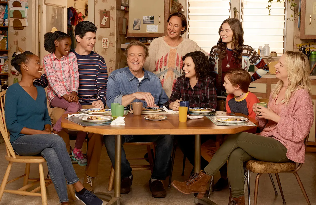 Maya Lynne Robinson, Jayden Rey, Michael Fishman, John Goodman, Laurie Metcalf, Sara Gilbert, Emma Kenney, Ames McNamara, and Lecy Goranson in The Conners (Photo: Robert Trachtenberg/ABC)