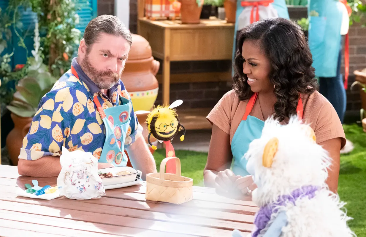 Zach Galifianakis and Michelle Obama with puppet friends Busy and Waffles in Waffles + Mochi. (Photo: Adam Rose/Netflix) 