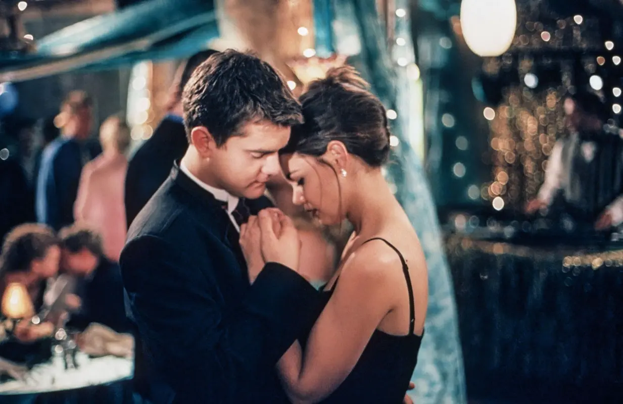 Joshua Jackson and Katie Holmes on Dawson's Creek (Photo: Fred Norris/Columbia TriStar Television/Everett Collection)