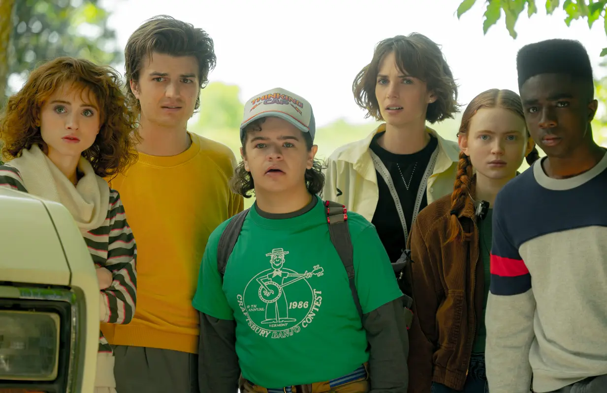 Natalia Dyer, Joe Keery, Gaten Matarazzo, Maya Hawke, Sadie Sink and Caleb McLaughlin in Stranger Things (Photo: Netflix)