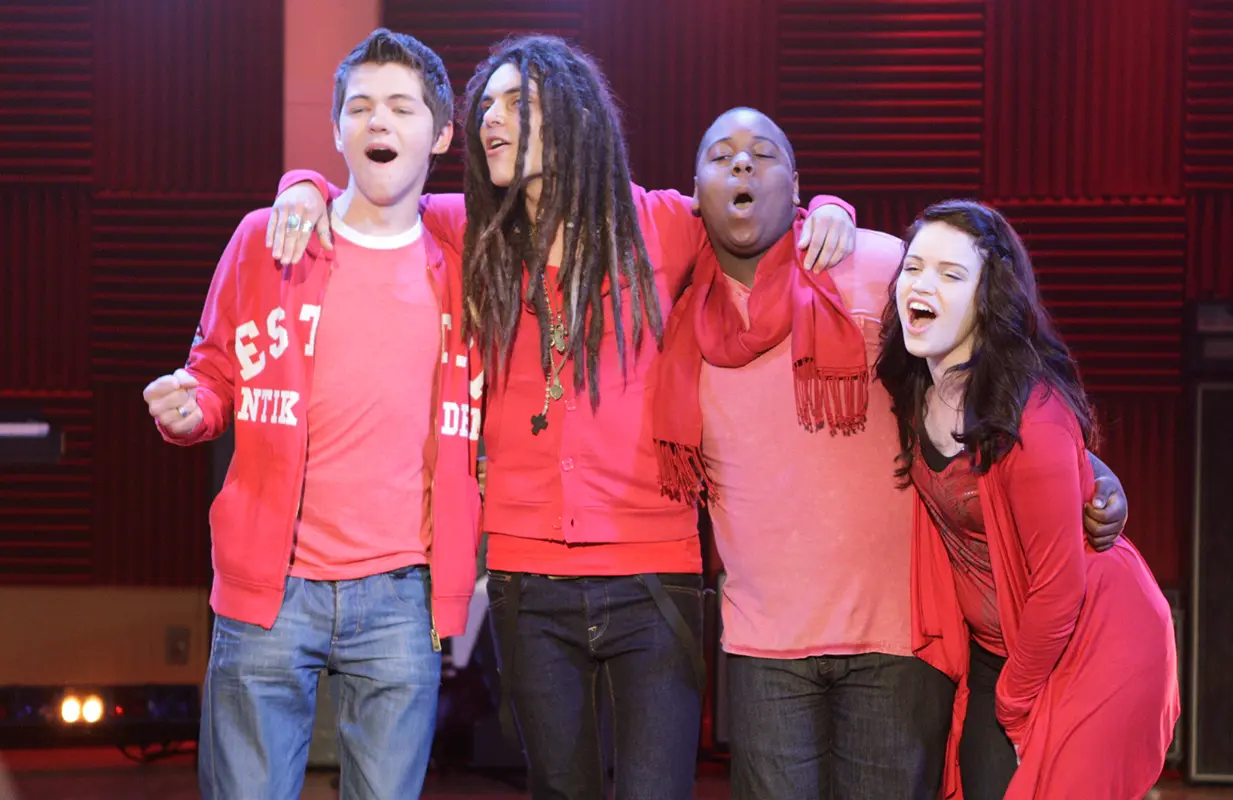 Damian McGinty Jr., Samuel Larsen, Alex Newell, Lindsay Pearce in The Glee Project. (Photo: Matt Sersion/Oxygen. Courtesy: Everett Collection)