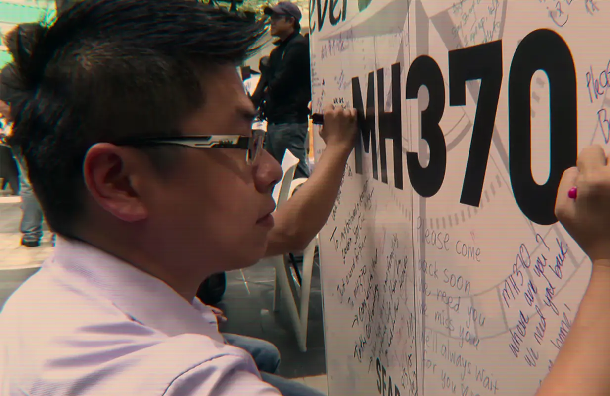 A man pays tribute to the victims of Malaysia Airlines Flight 370. (Photo: Netflix)