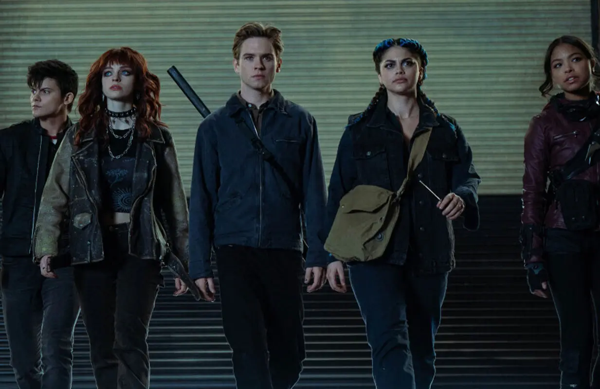 Tyler DiChiara, Olivia Rose Keegan, Oscar Morgan, Fallon Smythe, Navia Robinson in Gotham Knights (Photo: The CW)