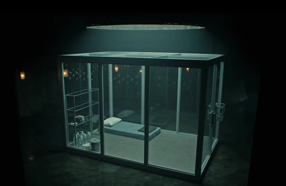 Season 4's cage, minus its victim (Photo: Netflix)