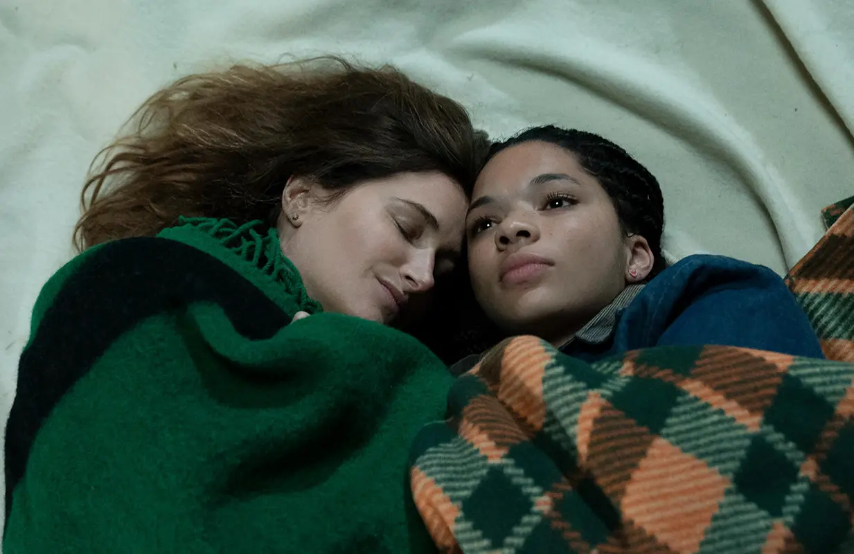 Kathryn Hahn and Tanzyn Crawford in Tiny Beautiful Things (Photo: Jessica Brooks/Hulu)
