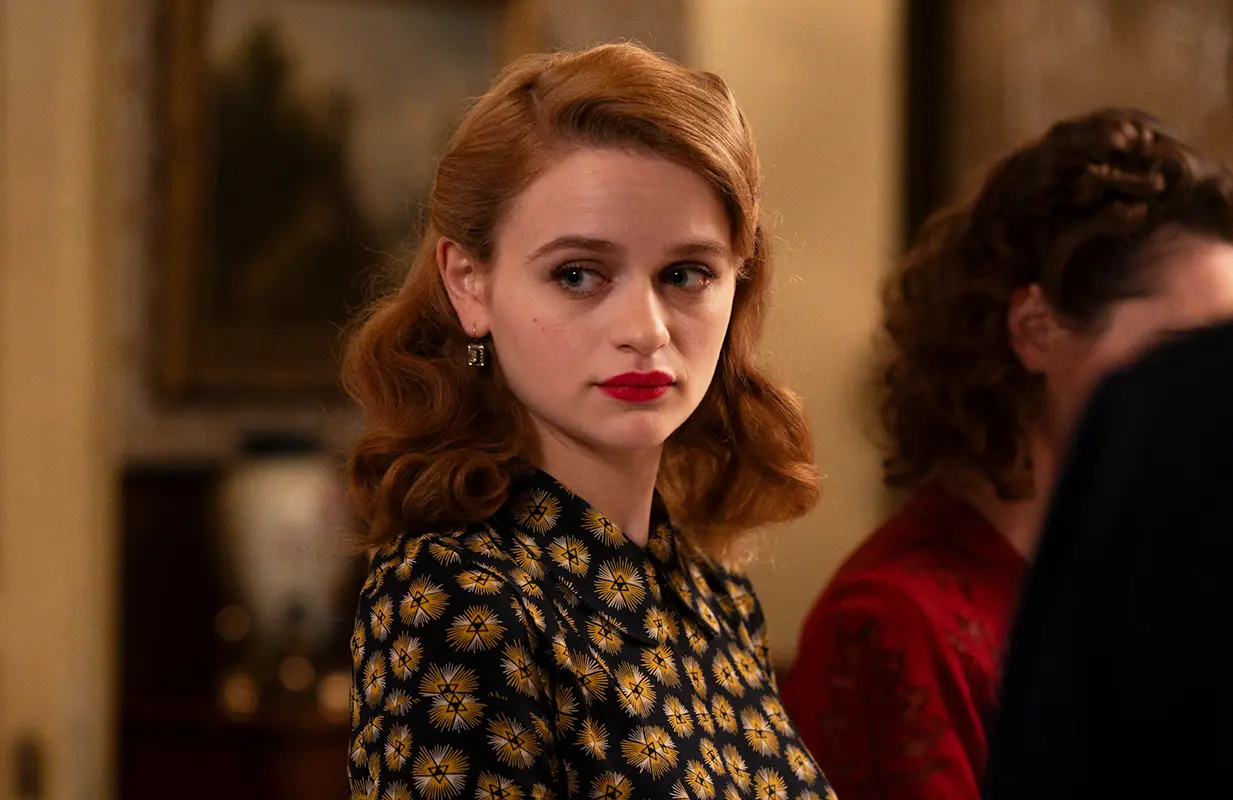 Joey King in We Were the Lucky Ones (Photo: Vlad Cioplea/Hulu)