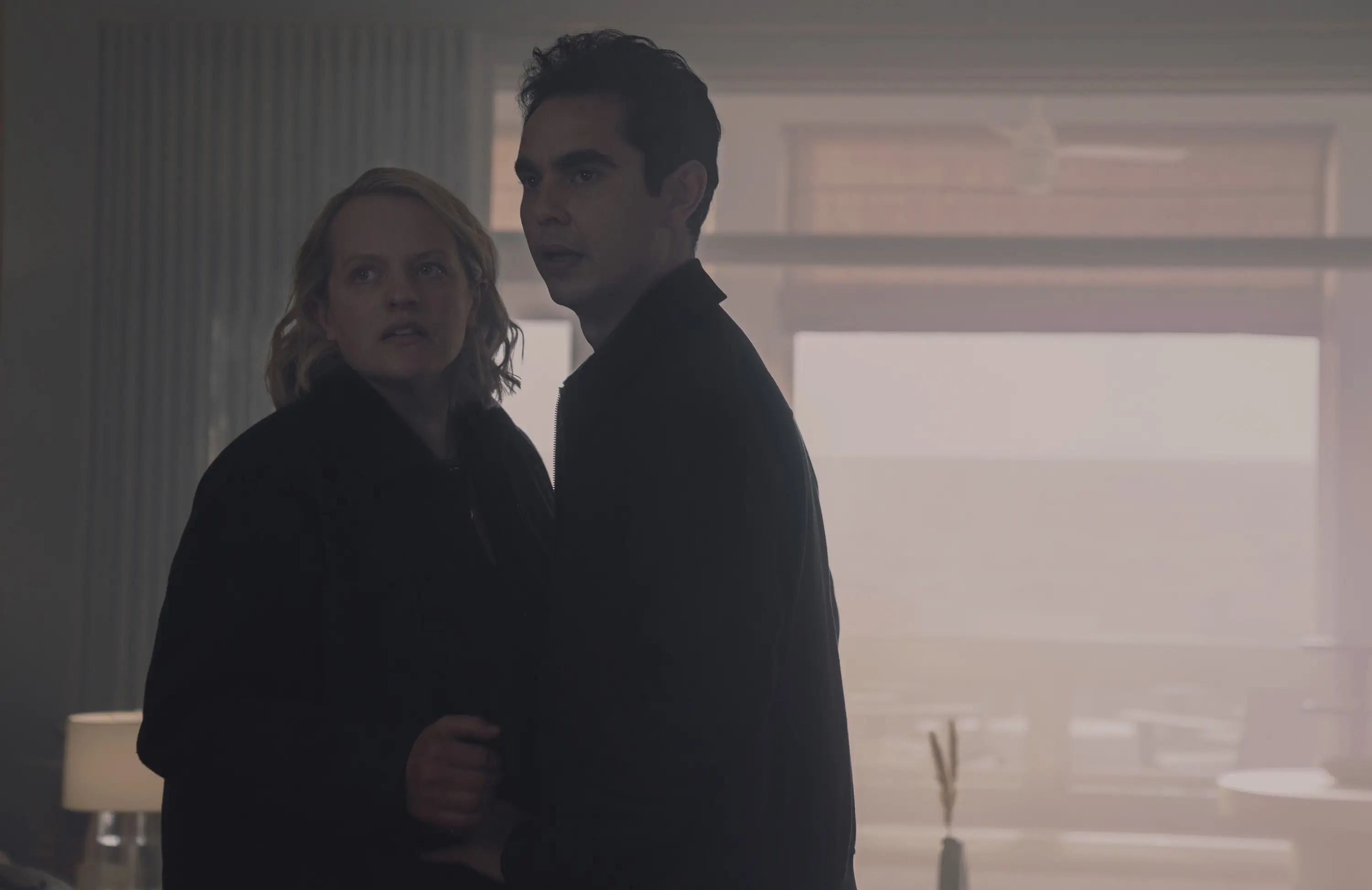 THE HANDMAID'S TALE, from left: Elisabeth Moss, Max Minghella, 'Surprise', (Season 6, Episode 606, aired April 29, 2025). photo: Steve Wilkie / ©Hulu/Disney/ Courtesy Everett Collection