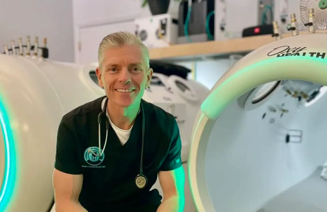 Dr. Walter Foxcroft, a physical therapist at his hyperbaric facility (Image via Facebook/@Havasu Health and Hyperbarics)