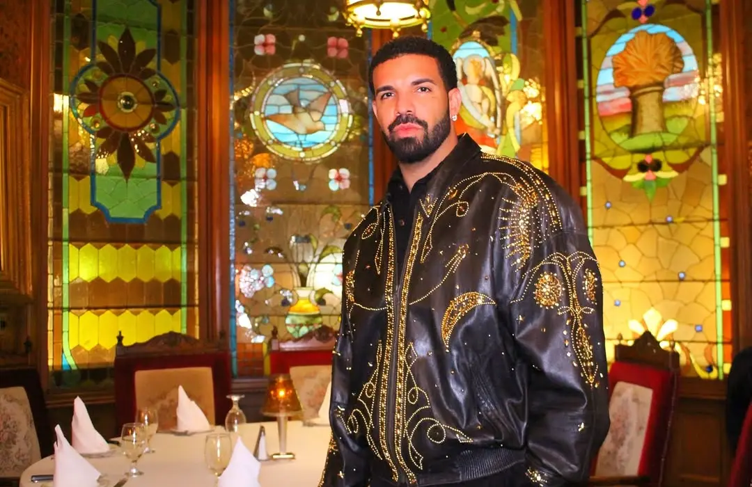 Drake posing for a picture (Image via Insatgram/@champagnepapi)