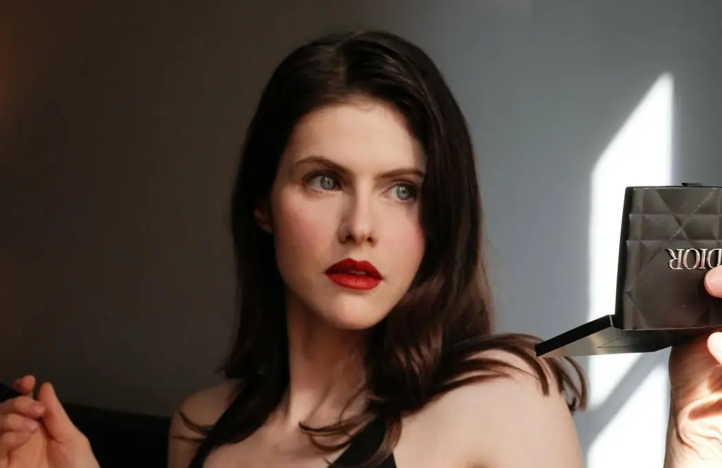 Alexandra Daddario posing for a picture (Image via Insatgram/@alexandradaddario)