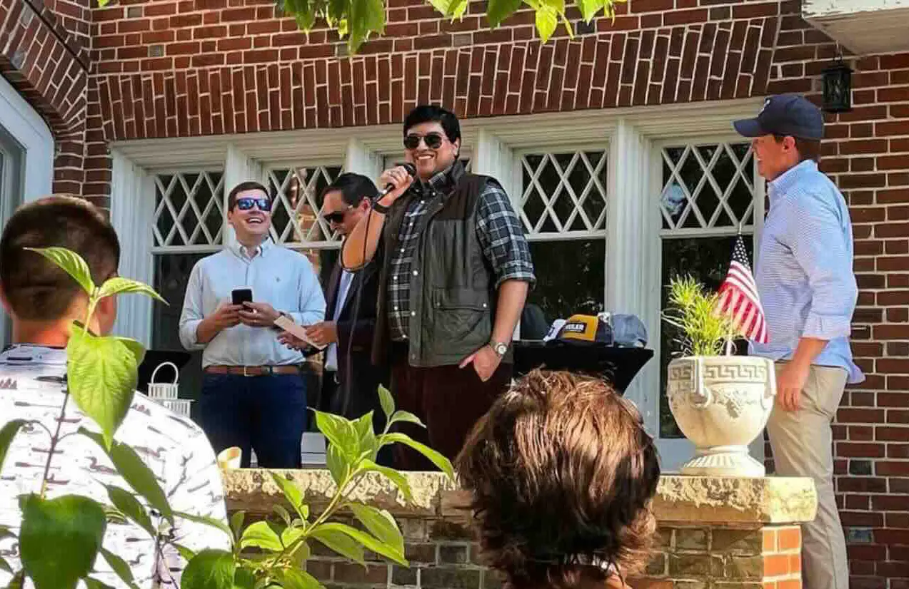 Comfortably Smug with his Ruthless podcast co-hosts (Image via Instagram/@ruthlesspod)
