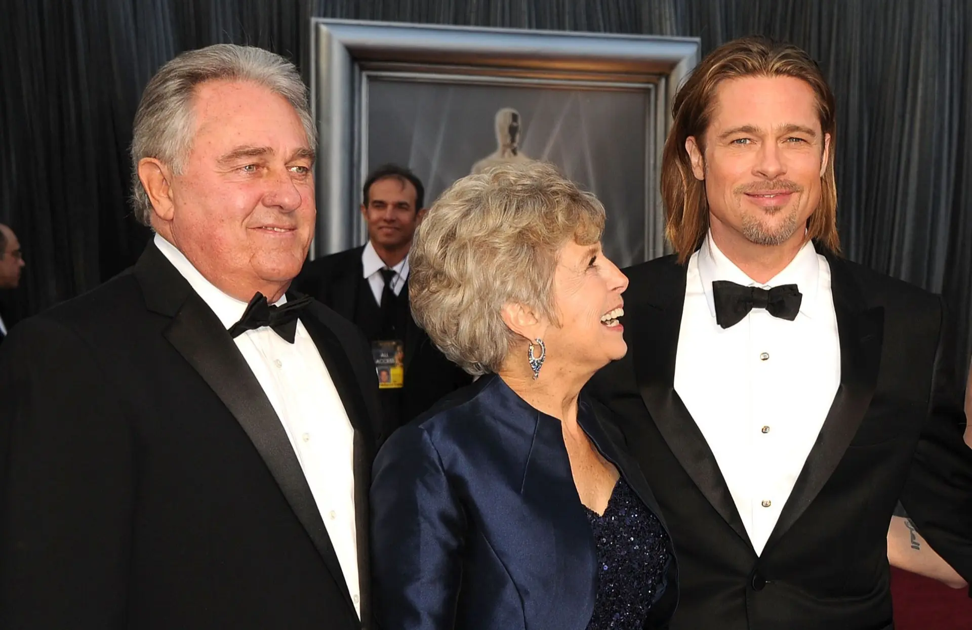Brad Pitt with his parents at the 2012 Oscars (Image via Getty)