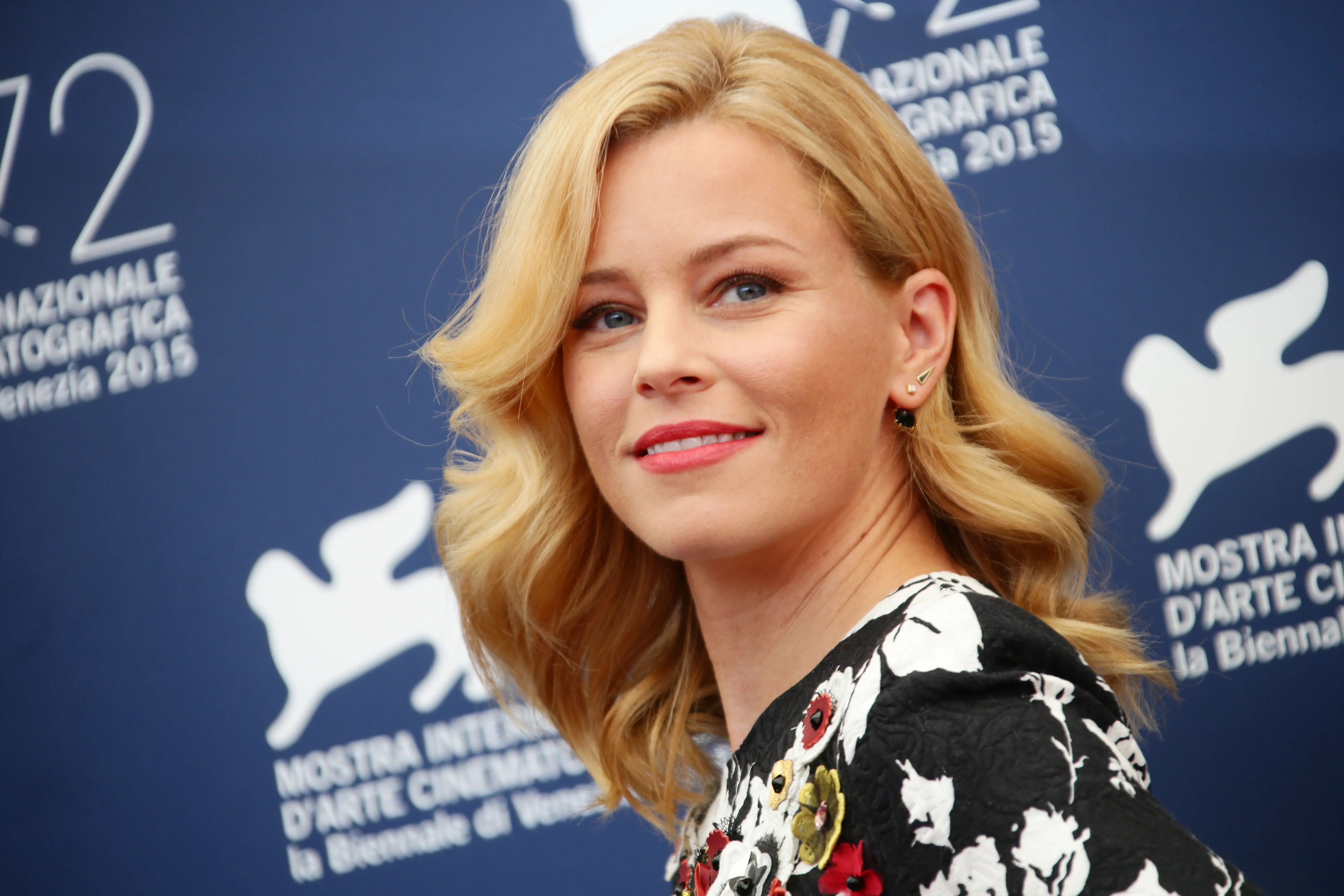 Press Your Luck host Elizabeth Banks (Image via Getty)