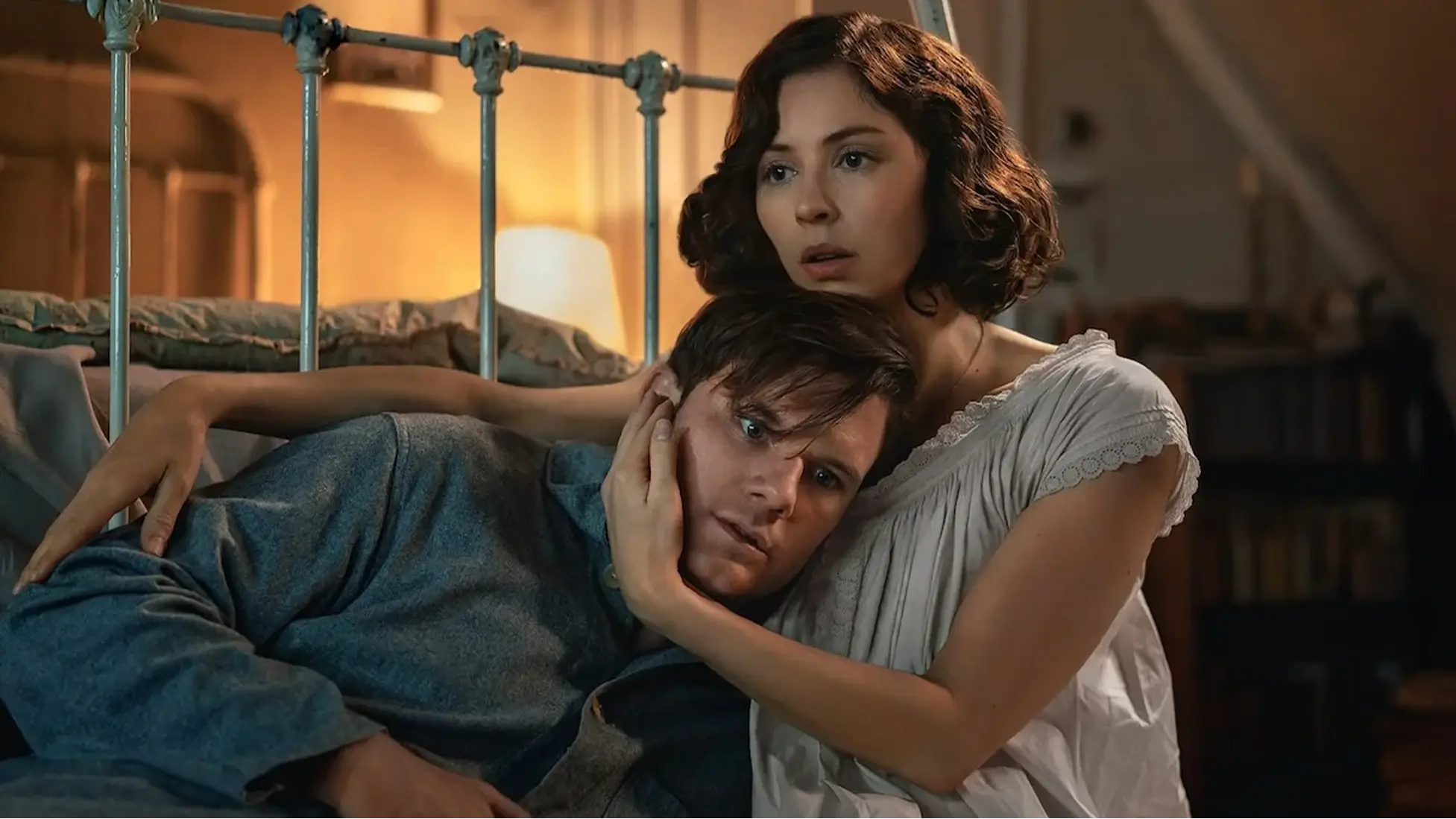 Jeremy Irvine and Hermione Corfield in "Outlander: Blood of My Blood." (Starz)