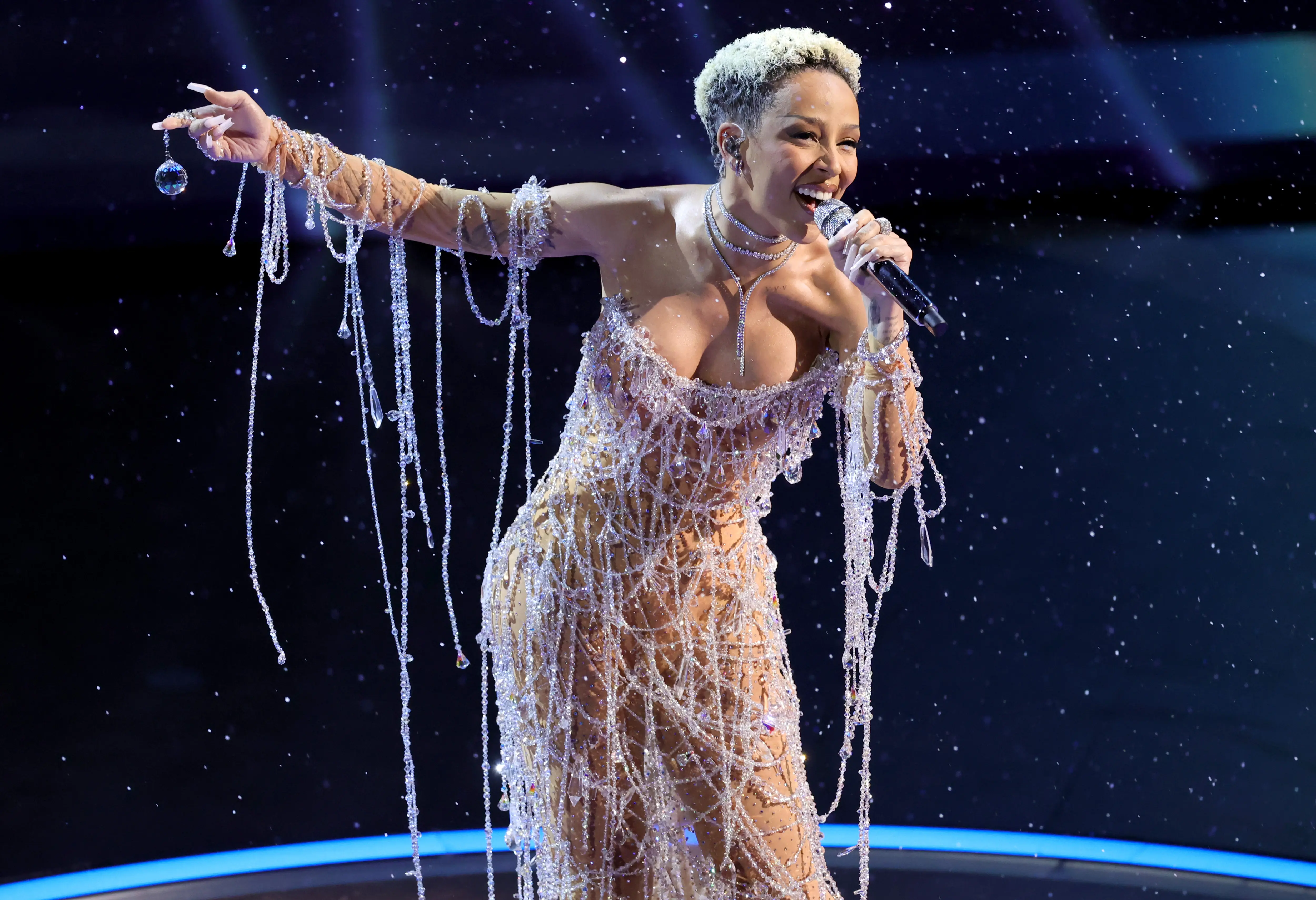 Doja Cat’s reunion with her “musty” t-shirt fan has the internet split between calling it iconic and questioning her motives.