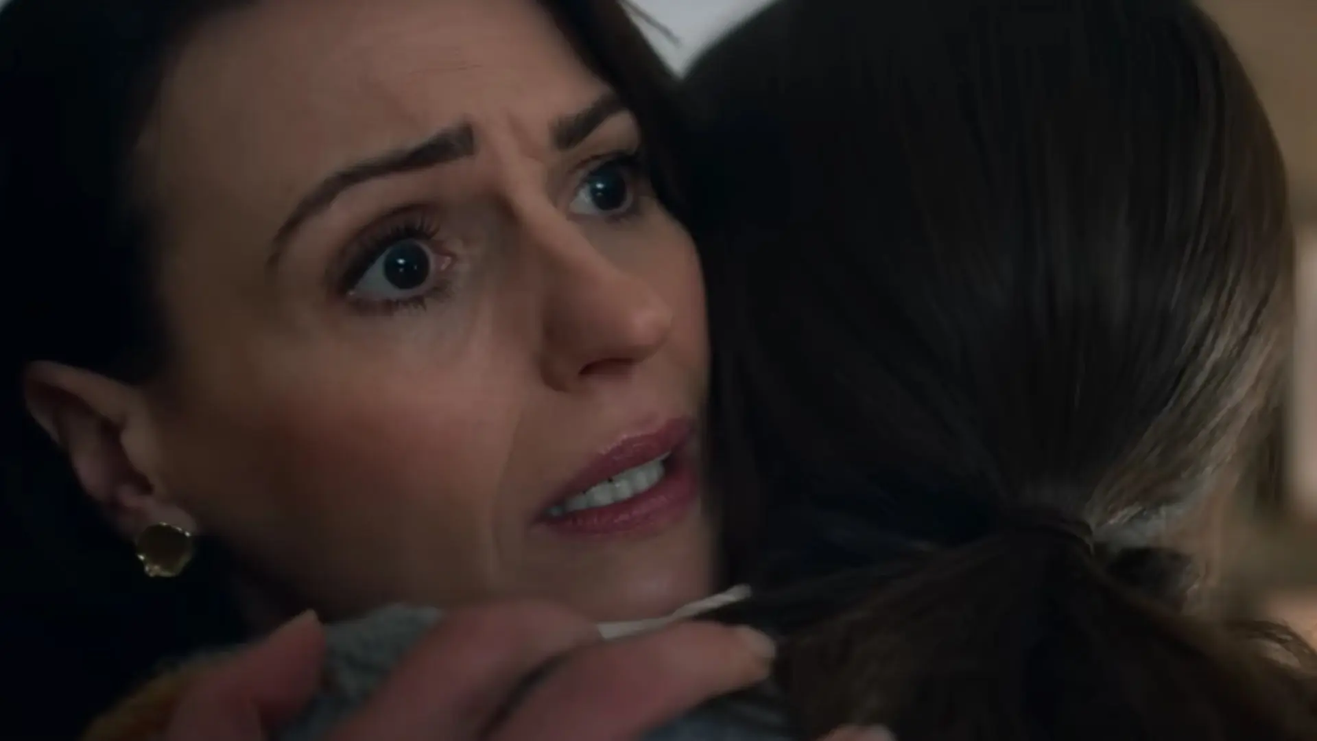 A scene from Hostage (Image via YouTube/@Netflix)
