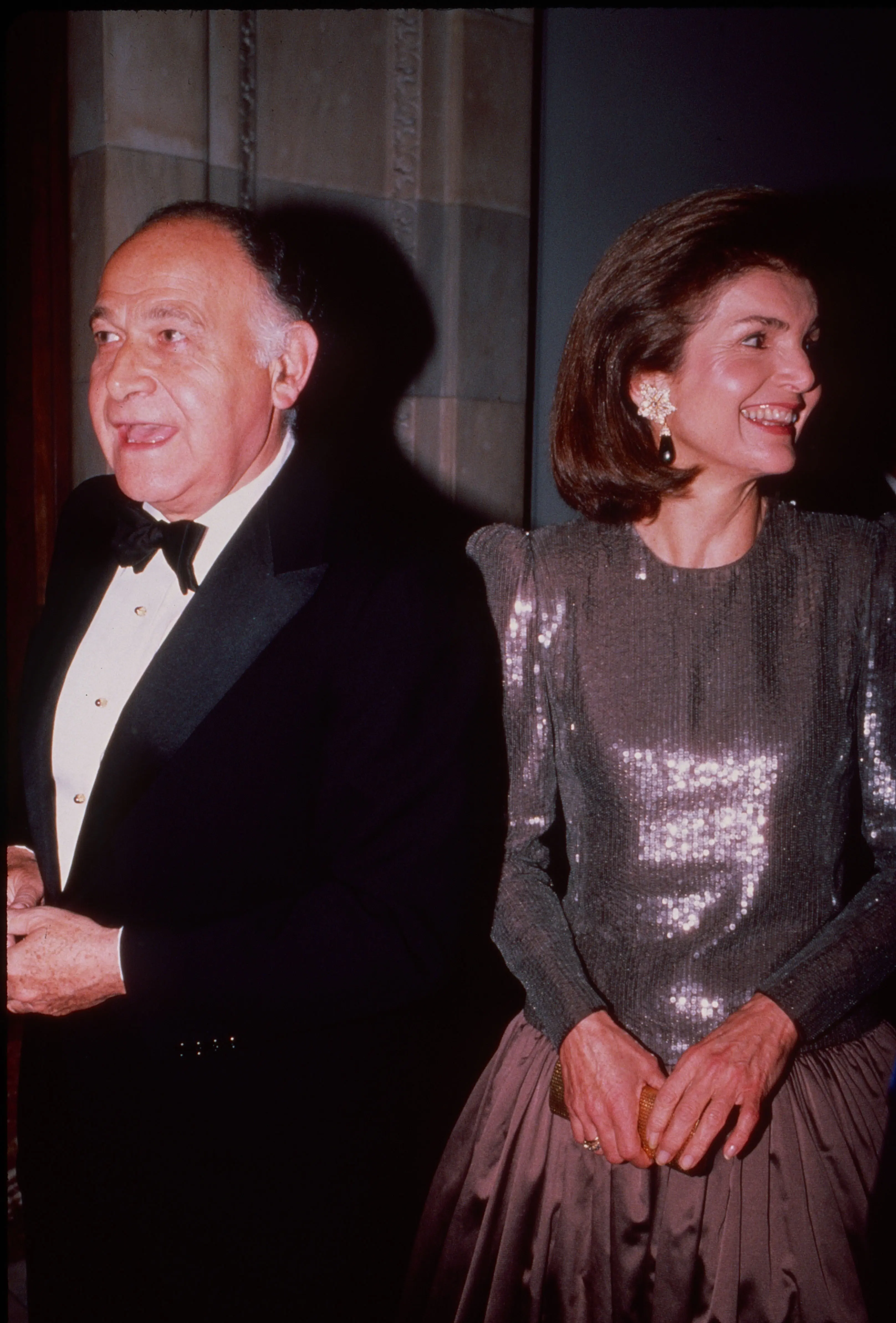 Belgian-born American businessman Maurice Tempelsman and editor &amp; former First Lady Jacqueline Kennedy Onassis (1929 - 1994) attend a Literary Lions event (to benefit the New York Public Library), New York, New York, November 1986. (Photo by Sonia Moskowitz/Getty Images)