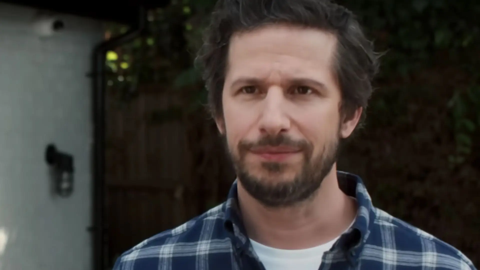 Andy Samberg as Barry in The Roses 9Image via YouTube/@searchlightpictures)