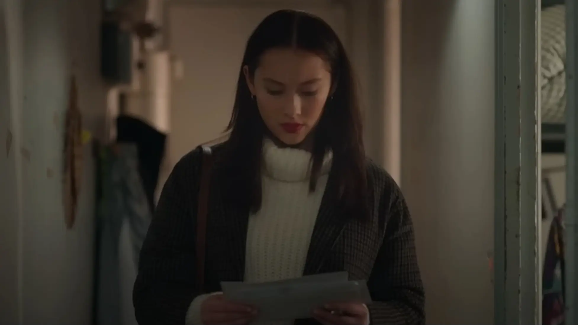 Lola Tung as Belly reading Conrad’s letter in The Summer I Turned Pretty Season 3, Official Final Trailer | Image courtesy: YouTube/@PrimeVideo / Prime Video