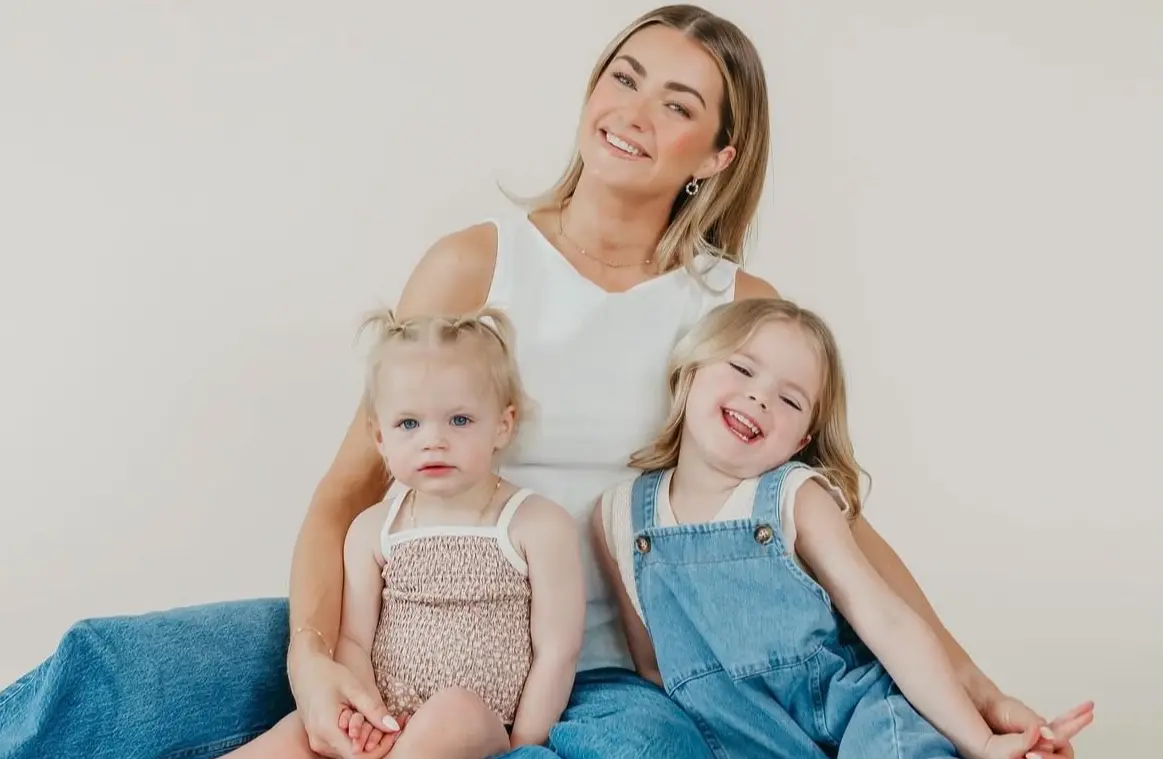 Lindsay Arnold with her daughters (Image via Instagram/ @lindsarnold