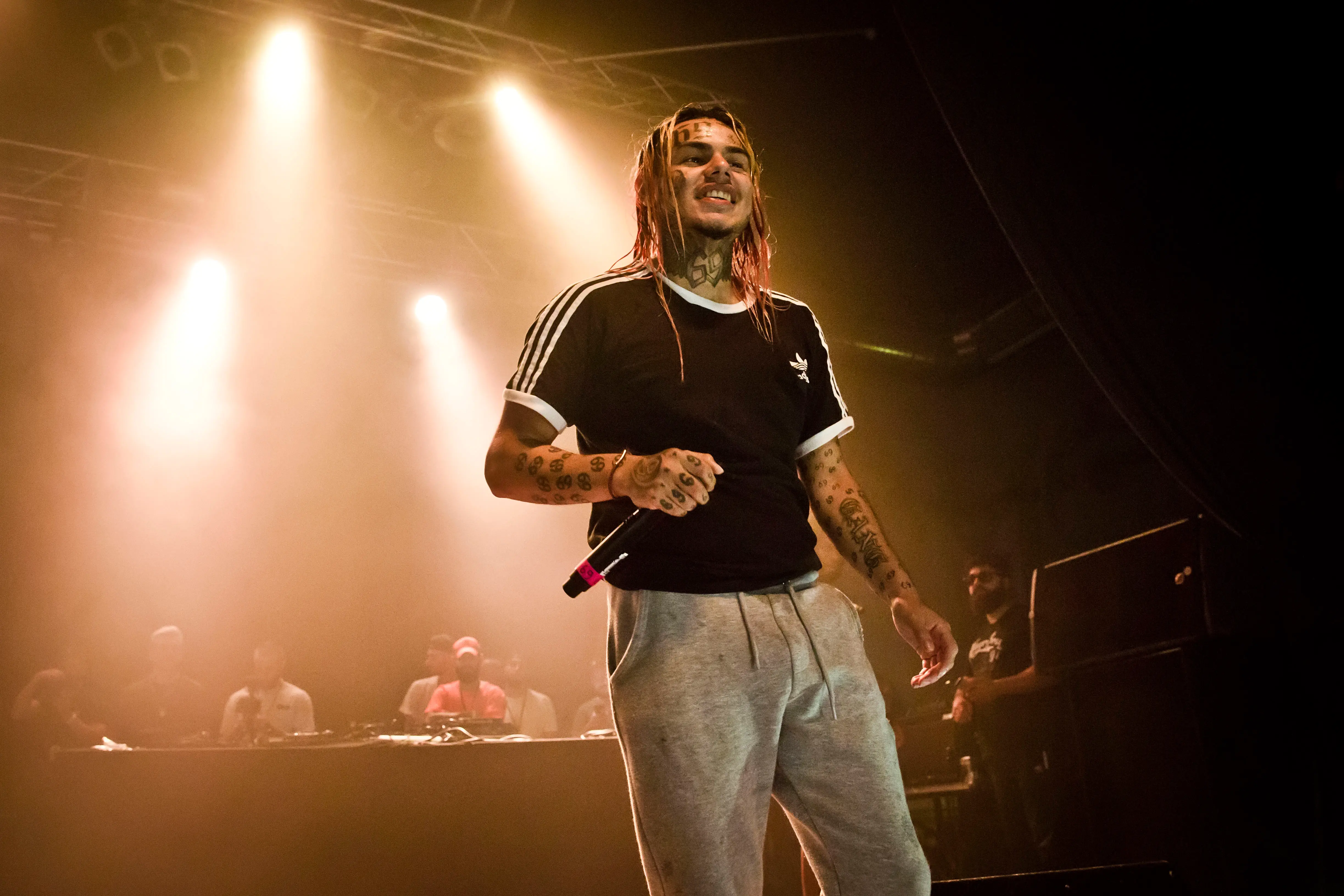 6ix9ine Responds to Young Thug Amid Snitching Allegations and Leaked Audio (Photo by Frank Hoensch/Redferns)