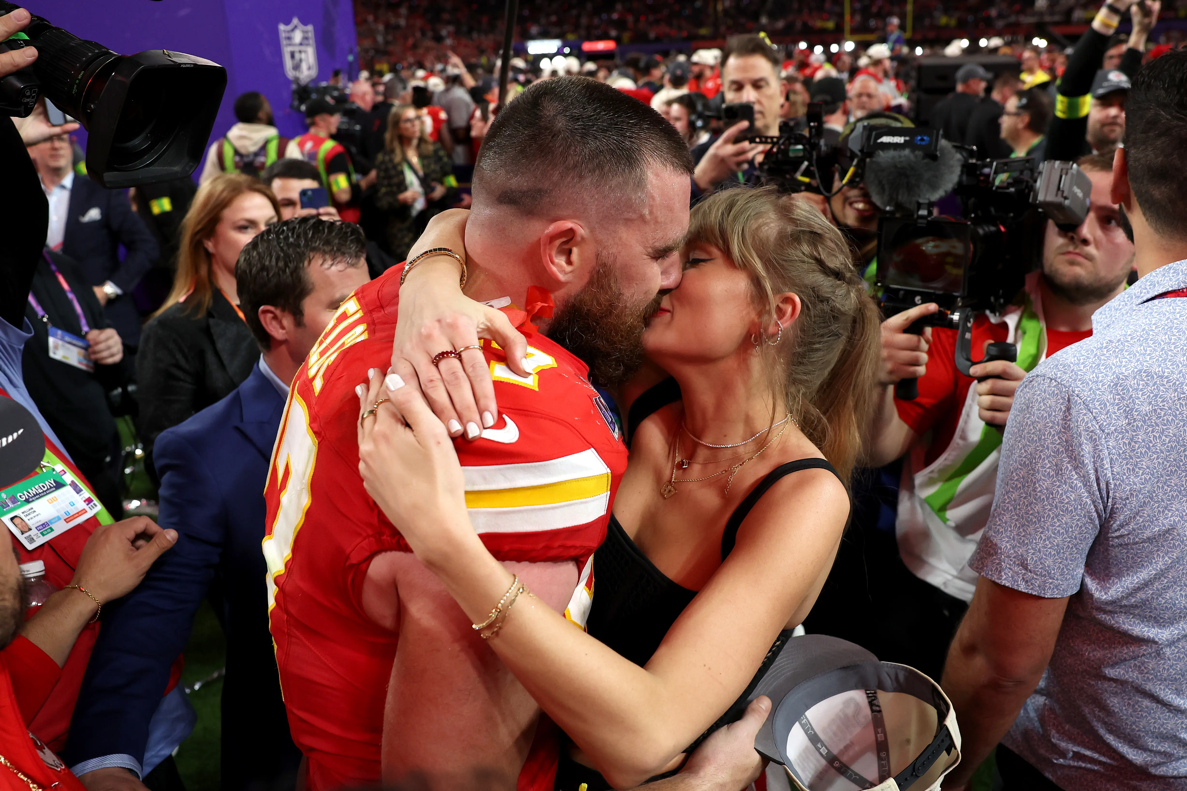 A look at the seven popular celebrity couples who announced their engagements in 2025.