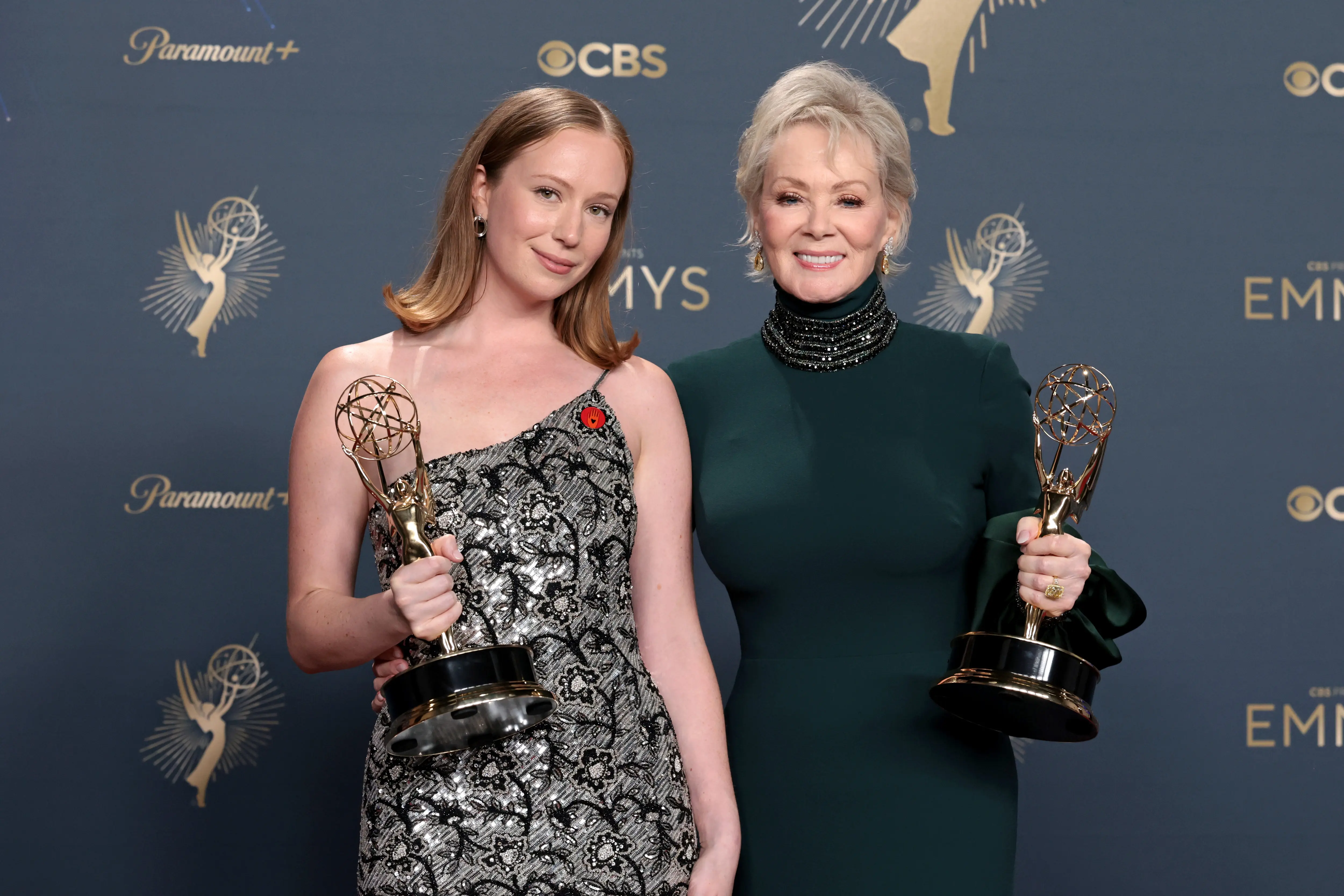 LOS ANGELES, CALIFORNIA - SEPTEMBER 14: (L-R) Hannah Einbinder and Jean Smart, winners of Outstanding Supporting Actress in a Comedy Series and Lead Actress in a Comedy Series for "Hacks", pose in the press room during the 77th Primetime Emmy Awards at Peacock Theater on September 14, 2025 in Los Angeles, California.  (Photo by Kevin Mazur/Getty Images)
