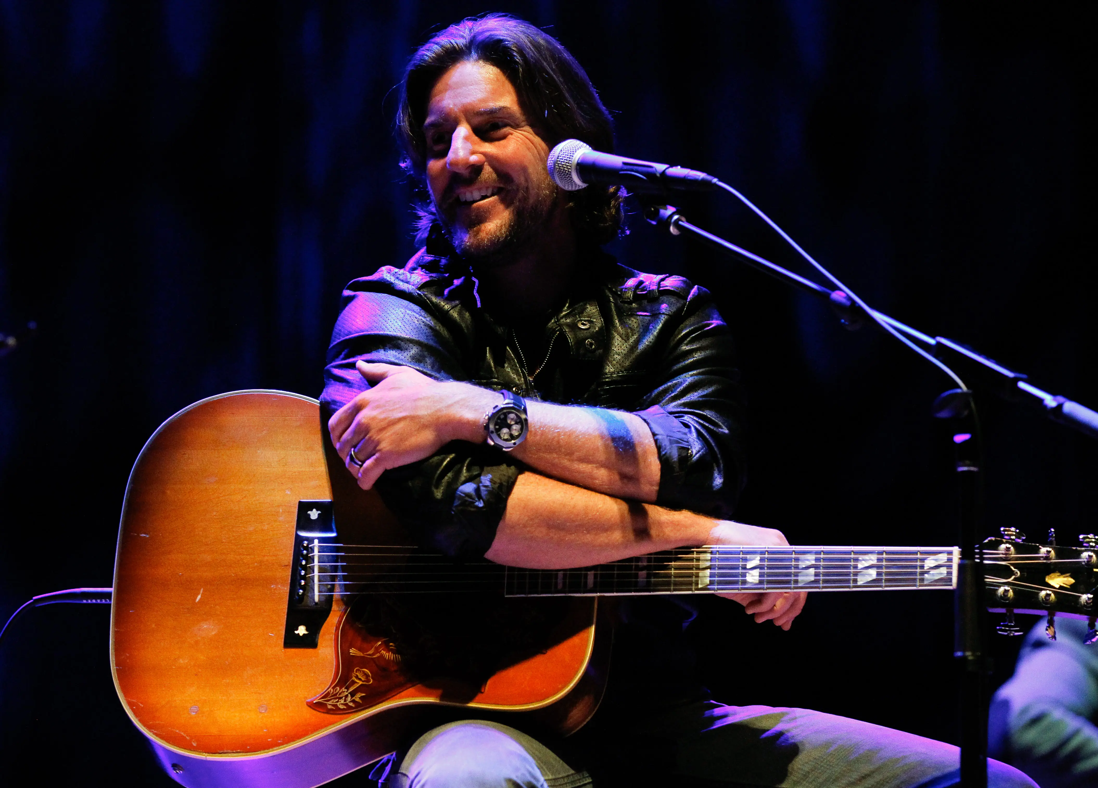 Brett James performs during the 2013 CMA Songwriters Series at the CMA Theater on November 5, 2013 in Nashville, Tennessees) (Image via Getty)
