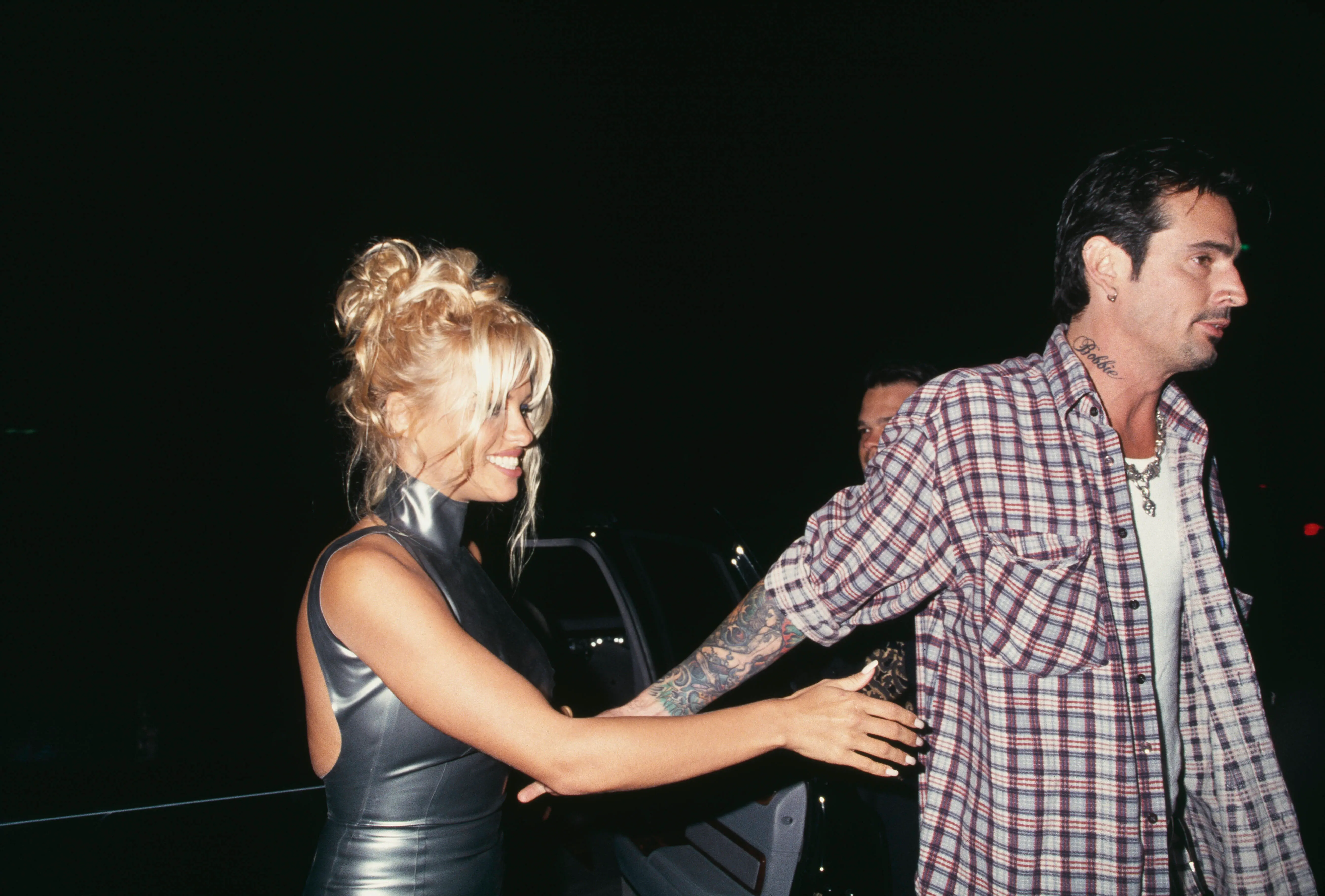 American actress Pamela Anderson and American drummer Tommy Lee in 1995 (Image via Getty)