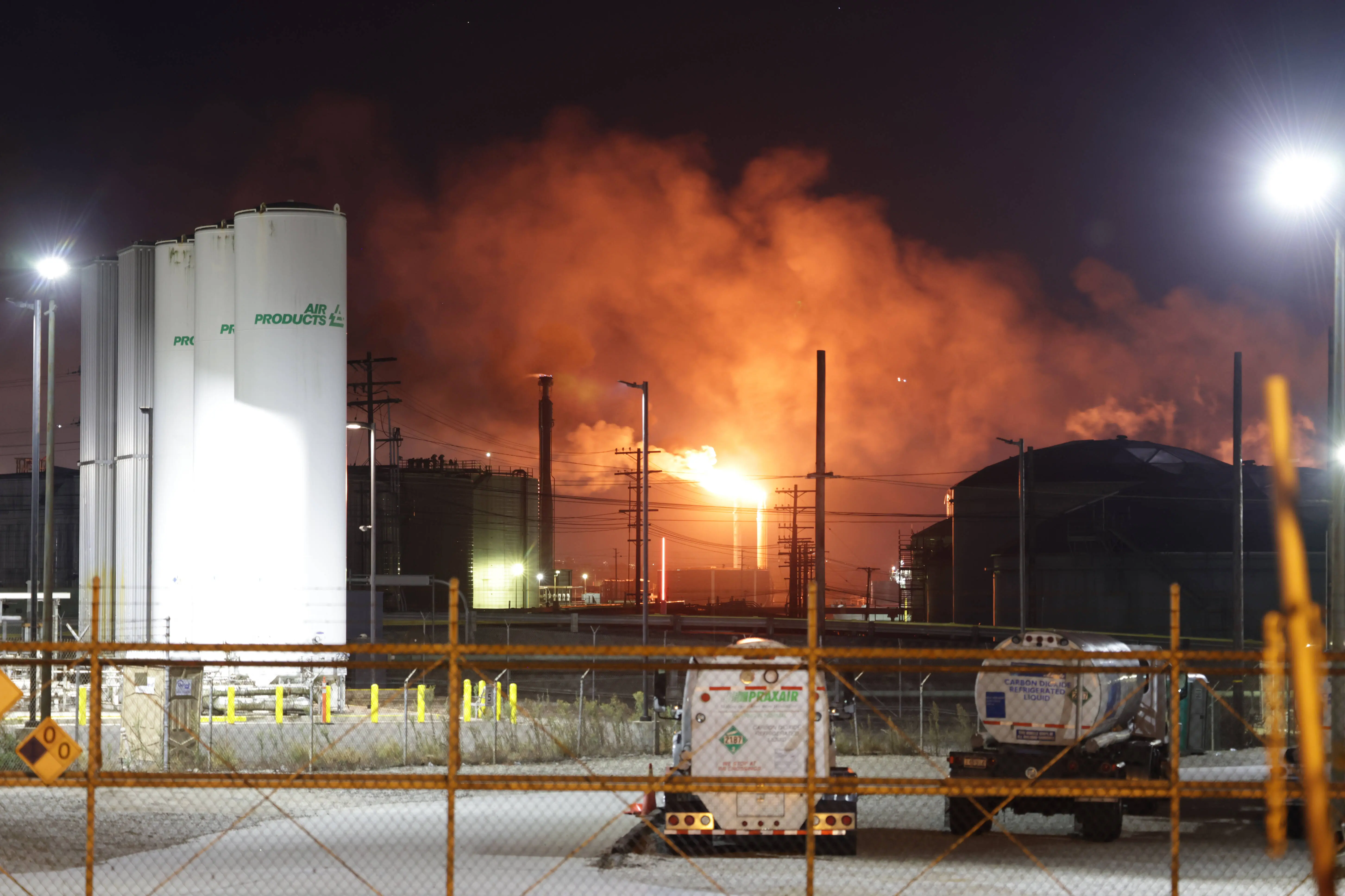 View of fire and smoke at the Chevron Refinery in El Segundo, seen at the Linde driveway at 890 E. El Segundo Blvd at Maryland  Street on Tuesday evening, October 2, 2025. Photo: Robbin Goddard / Los Angeles Times