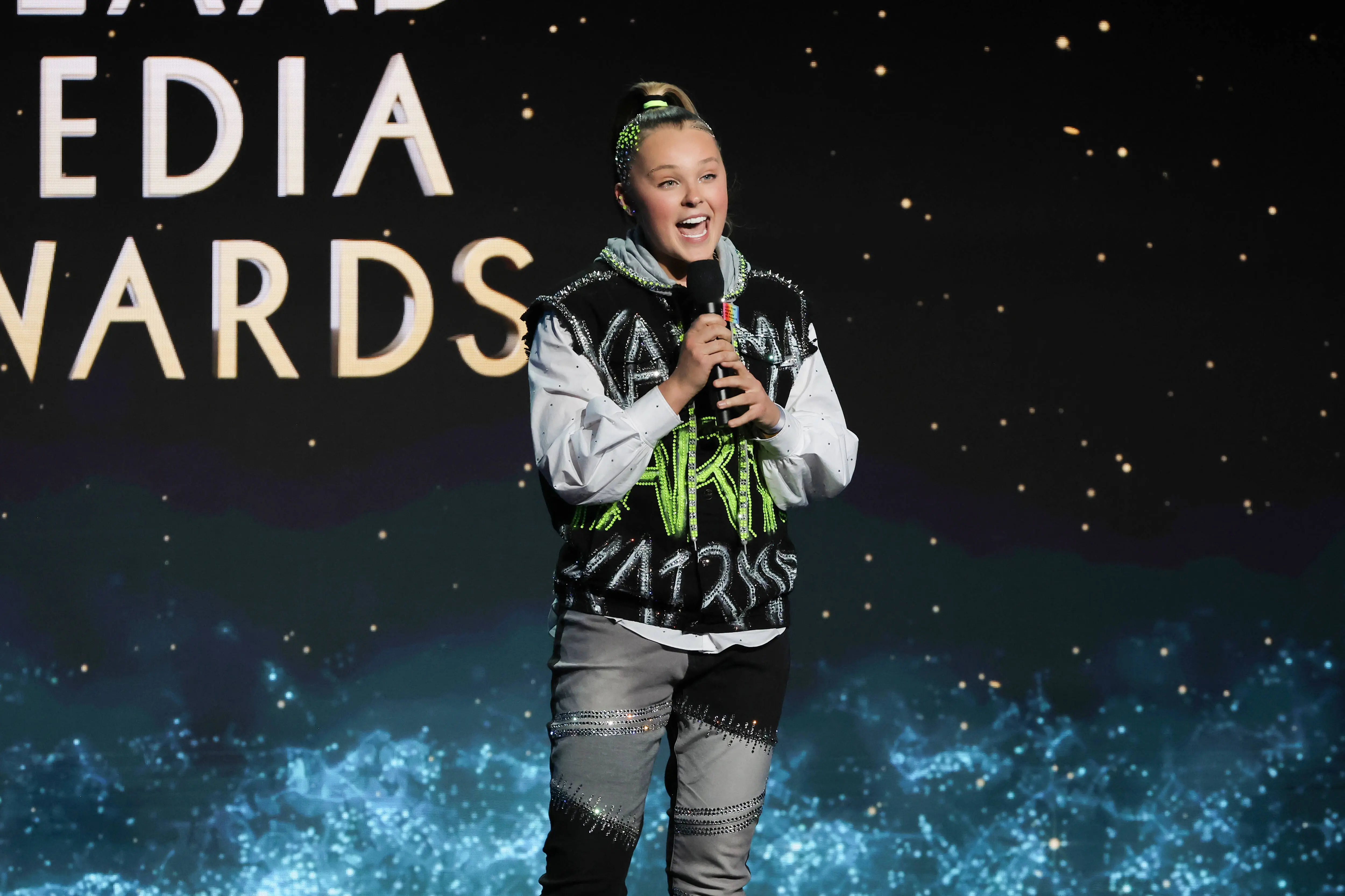 BEVERLY HILLS, CALIFORNIA - MARCH 14: JoJo Siwa speaks onstage during the 35th annual GLAAD Media Awards at The Beverly Hilton on March 14, 2024 in Beverly Hills, California.  (Photo by Kevin Winter/Getty Images)