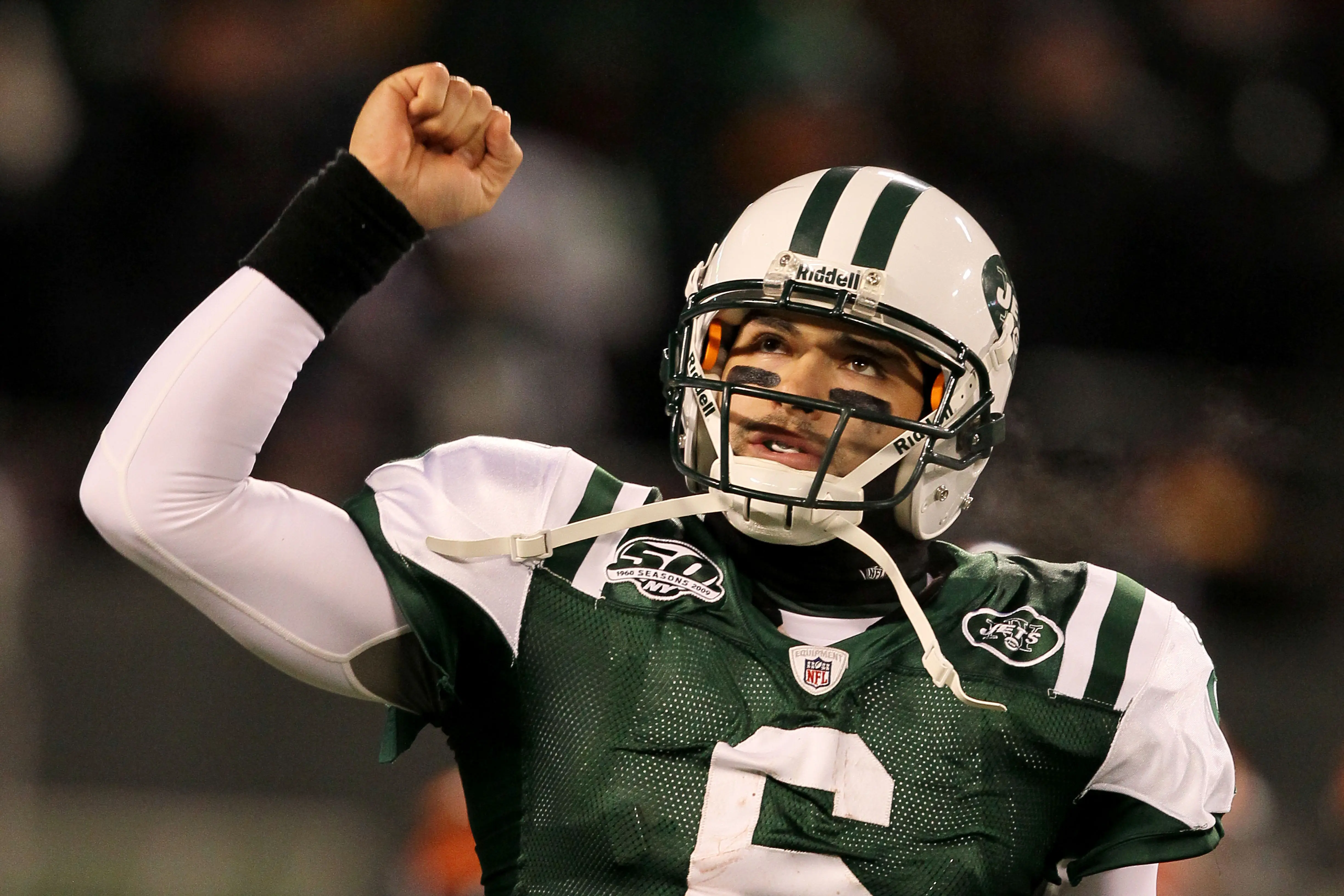 EAST RUTHERFORD, NJ - JANUARY 03:  Quarterback Mark Sanchez #6 of the New York Jets celebrates a touchdown by Thomas Jones #20 in the fourth quarter of the game against the Cincinnati Bengals at Giants Stadium on January 3, 2010 in East Rutherford, New Jersey.  (Photo by Al Bello/Getty Images)