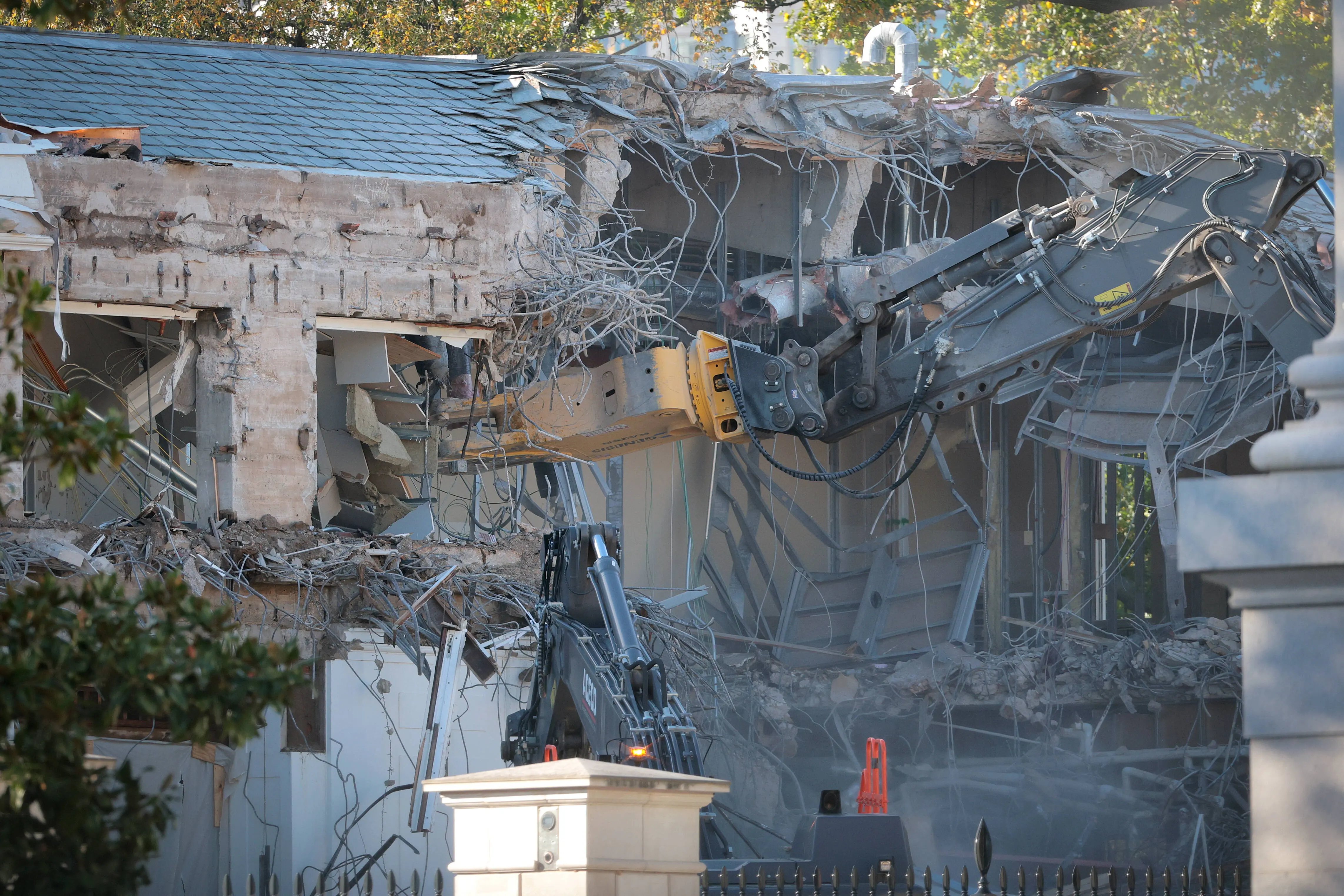 WASHINGTON, DC - OCTOBER 20: Workers demolish the facade of the East Wing of the White House on October 20, 2025 in Washington, DC. The demolition is part of U.S. President Donald Trump's plan to build a ballroom reportedly costing $250 million on the eastern side of the White House. (Photo by Kevin Dietsch/Getty Images)