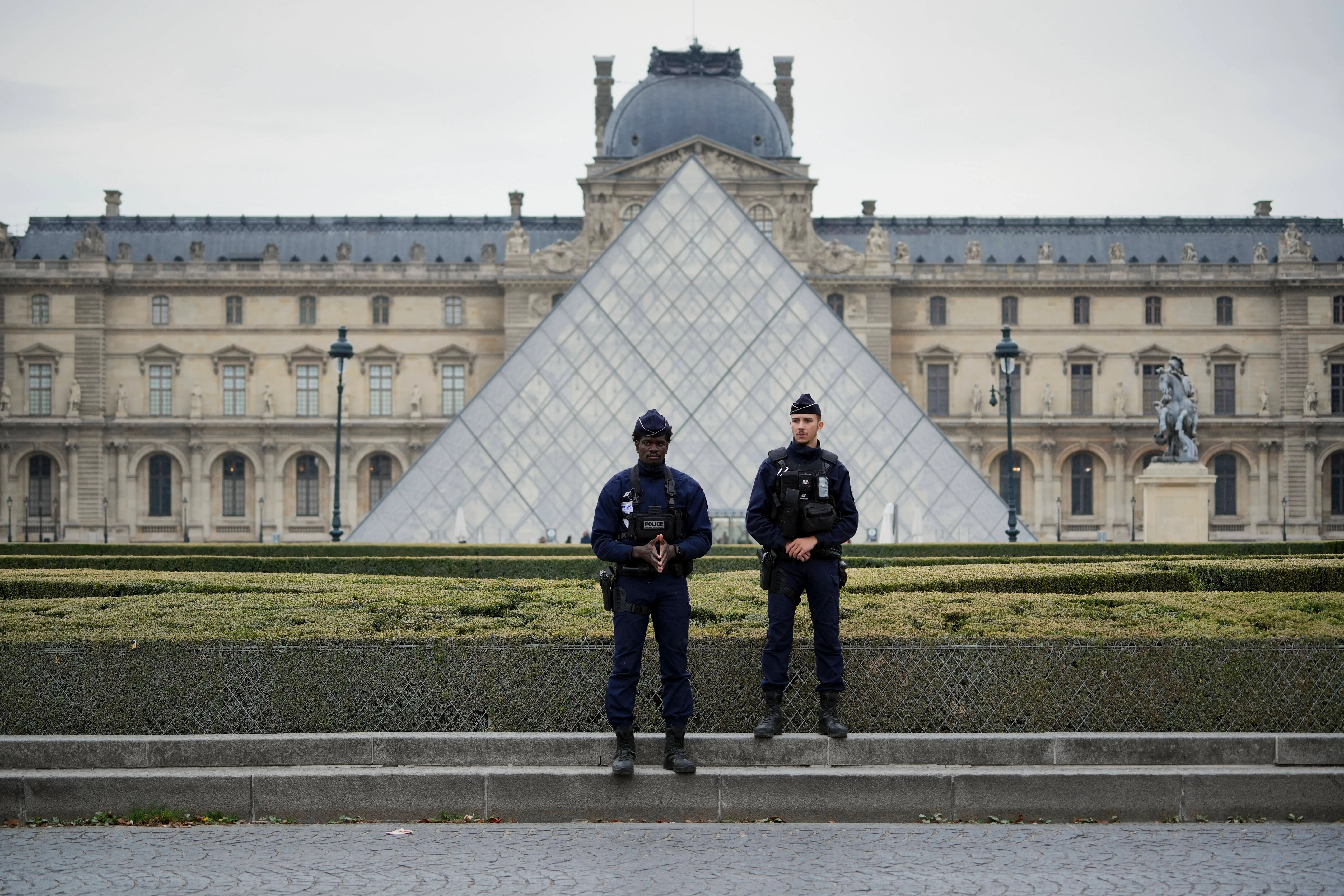 PARIS, FRANCE - OCTOBER 19: Police stand guard outside the Louvre museum at Louvre on October 19, 2025 in Paris, France. France's Culture Minister, Rachida Dati, announced the closure of the world-famous art museum on X due to the robbery taking place just after the Louvre opened to the public. It is being reported that millions of pound with of historic jewellery belonging to Napoleon and Empress Josephine has been stolen (Photo by Remon Haazen/Getty Images)