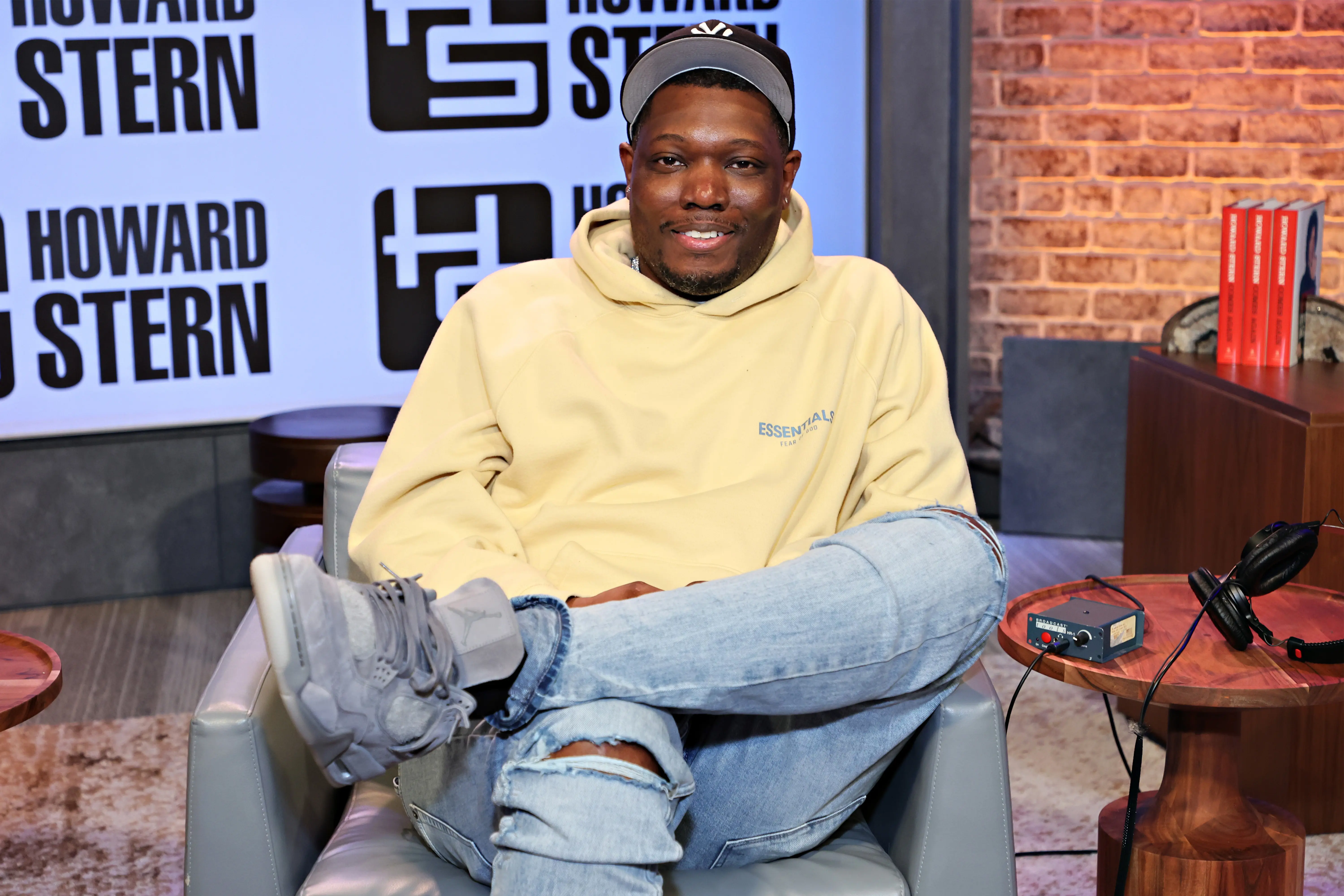 Saturday Night Live's Michael Che visits SiriusXM's 'The Howard Stern Show' (Image via Getty)