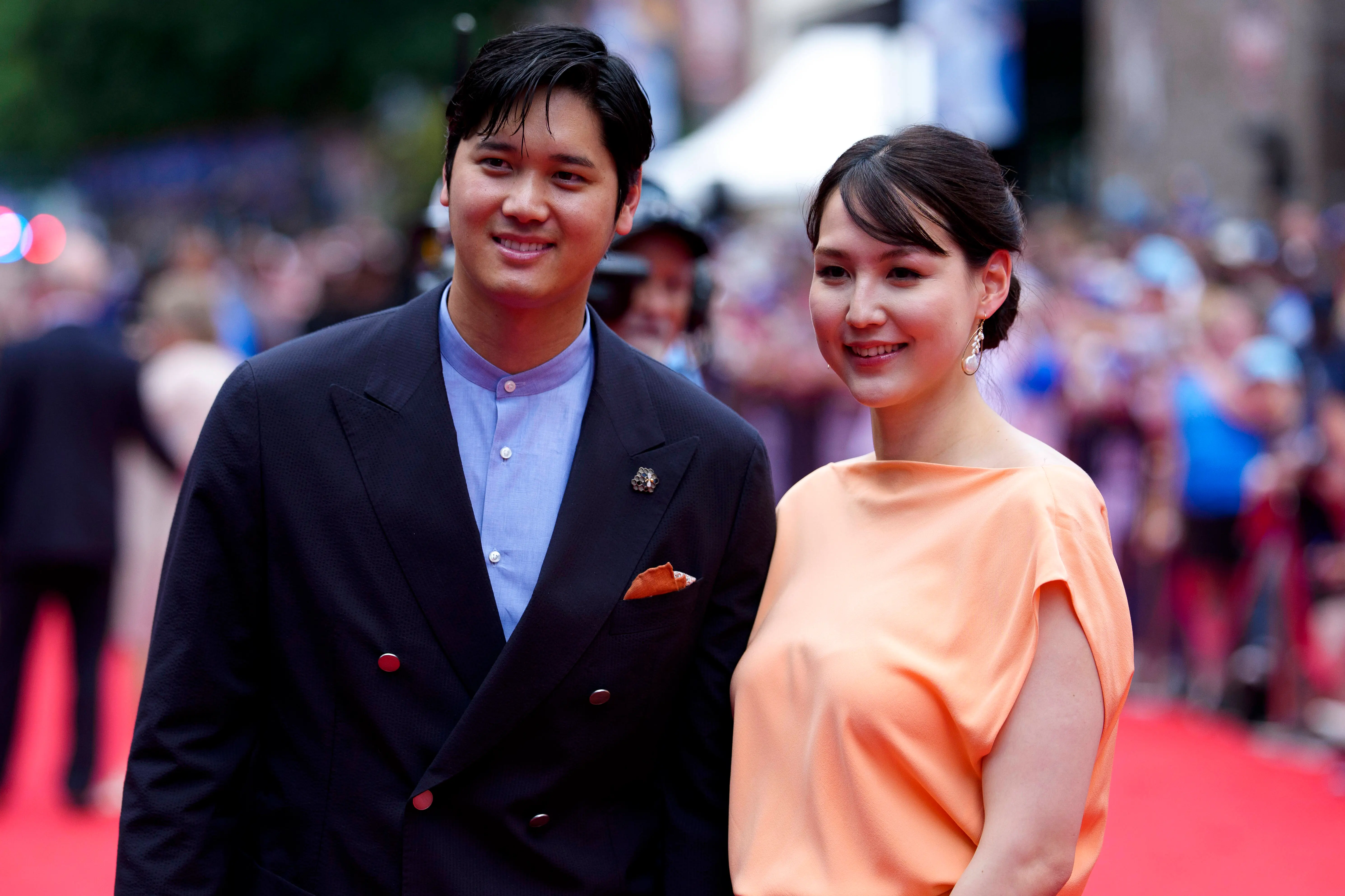 Shohei Ohtani #17 of the Los Angeles Dodgers and his wife Mamiko Tanaka walk on the red carpet (Image via Getty)