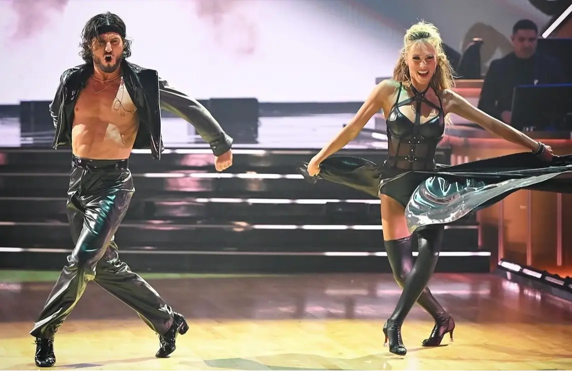  Alix Earle and Val Chmerkovskiy  (Image via ABC)