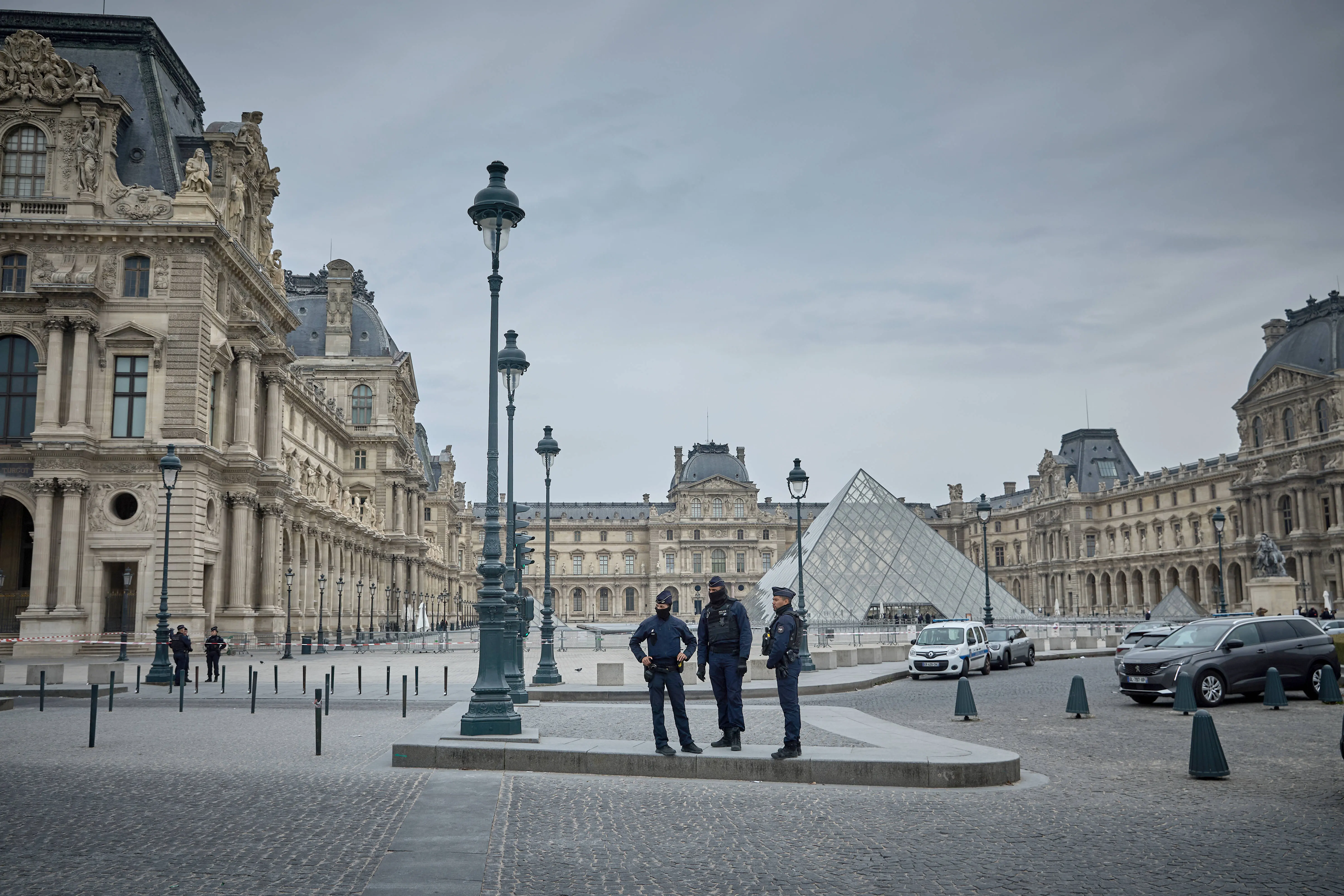 PARIS, FRANCE - OCTOBER 19: French Police officers seal off the entrance to the Louvre Museum after a Jewllery Heist on October 19, 2025 in Paris, France. France's Culture Minister, Rachida Dati, announced the closure of the world-famous art museum on X due to the robbery taking place just after the Louvre opened to the public. It is being reported that millions of pound with of historic jewellery belonging to Napoleon and Empress Josephine has been stolen. (Photo by Kiran Ridley/Getty Images)