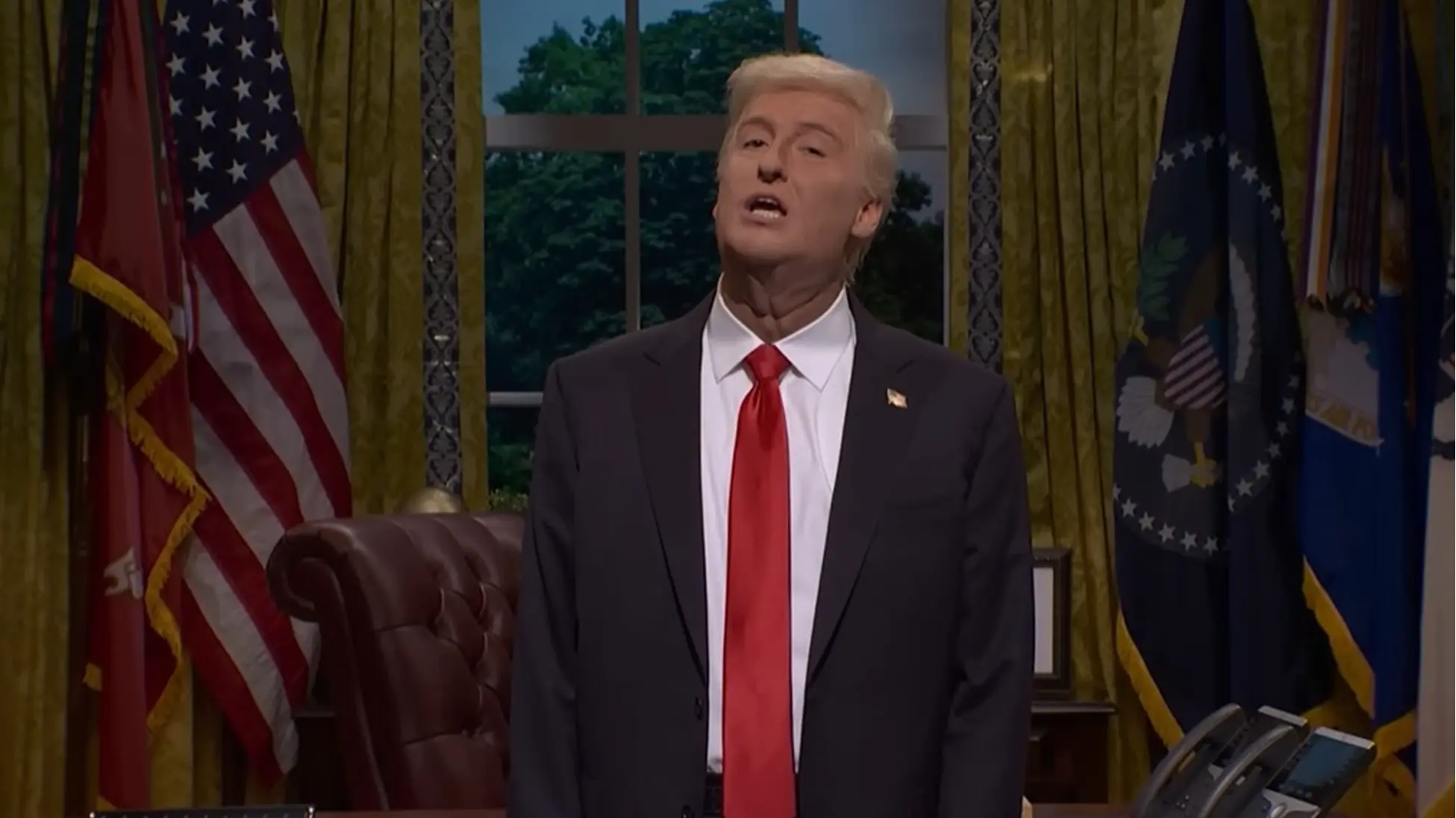 James Austin Johnson as Donald Trump in the SNL Oval Office Skit. (Image via Youtube/@SaturdayNightLive)