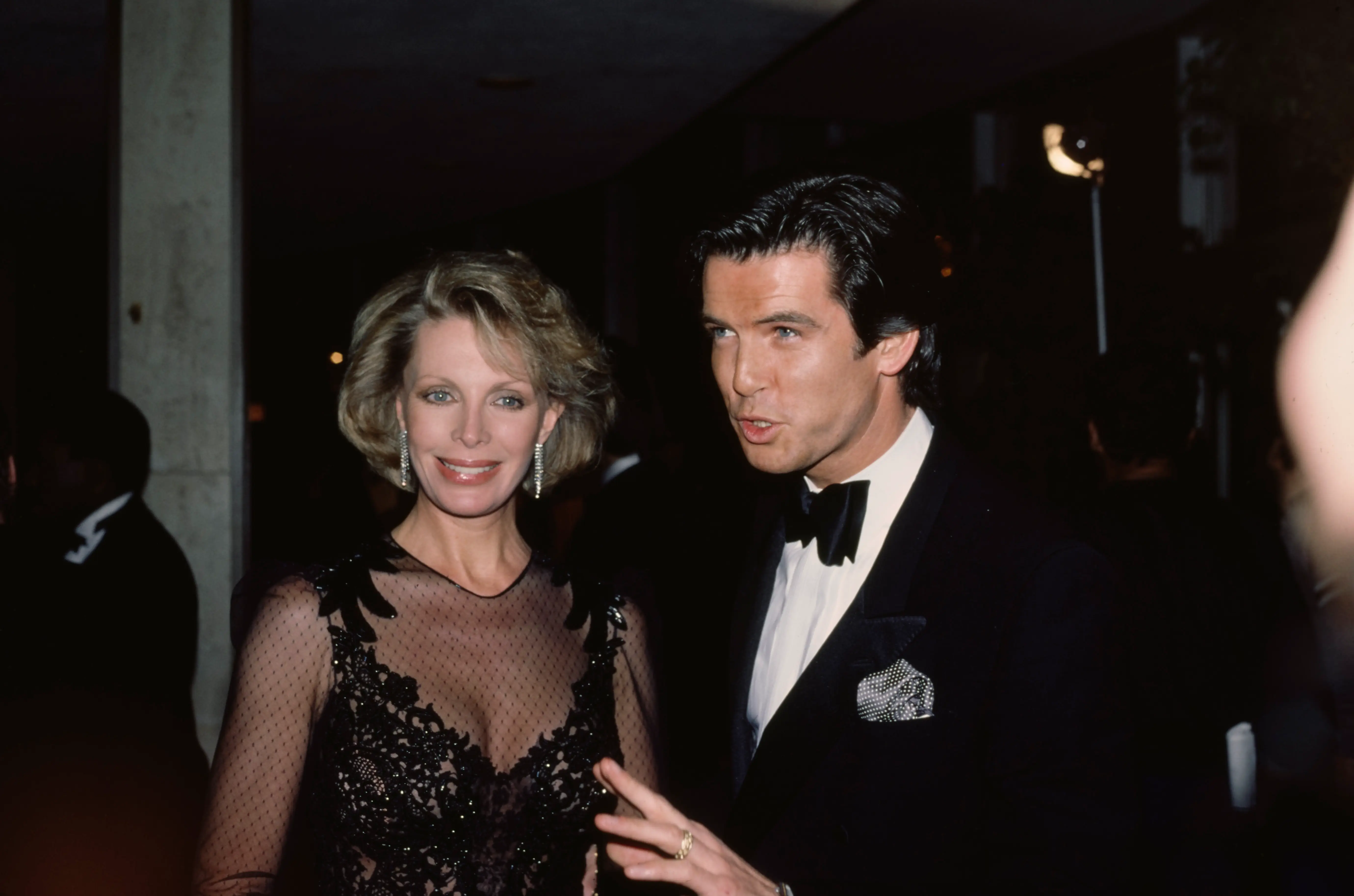 Cassandra Harris and Pierce Brosnan attend the 42nd Golden Globe Awards (Image via Getty)