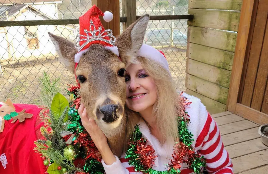 Jodi Proger with one of her rescue deers (Image via Facebook/JodiWheezer Proger)