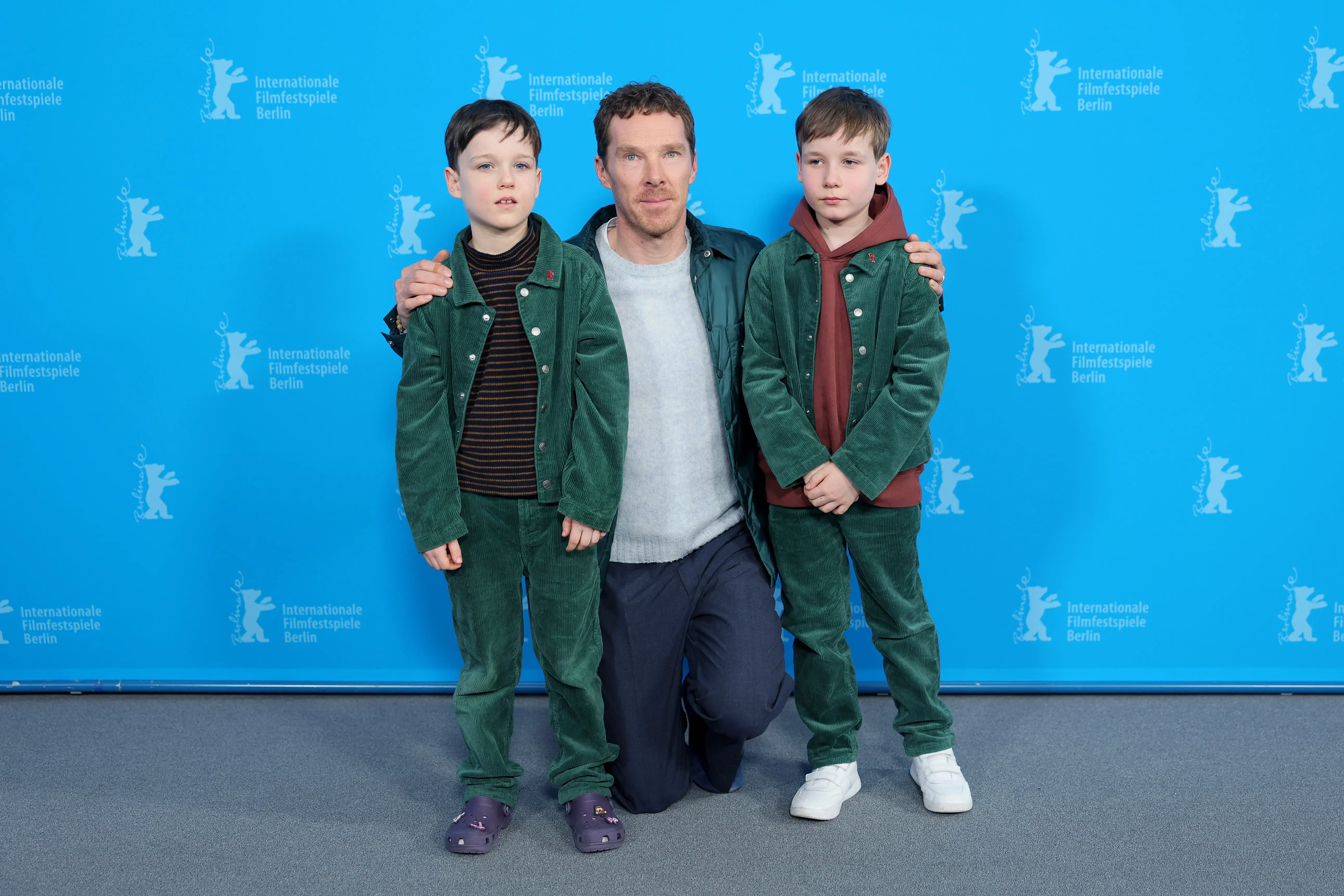 Benedict Cumberbatch poses with Richard Boxall and Henry Boxall at the "The Thing with Feathers" photocall (Image via Getty)