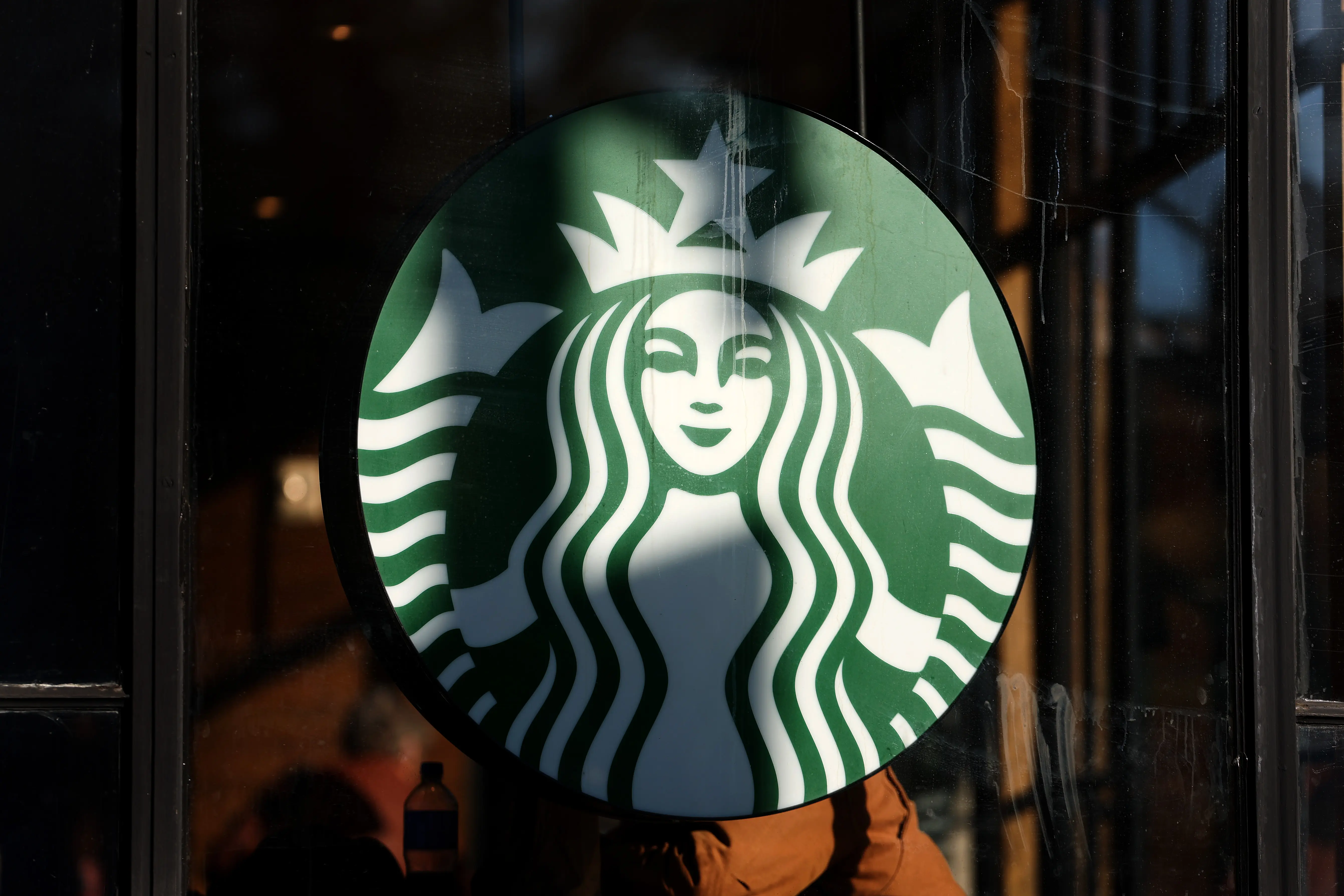 WASHINGTON, DC - NOVEMBER 16: A Starbucks logo is seen as members and supporters of Starbucks Workers United protest outside of a Starbucks store in Dupont Circle on November 16, 2023 in Washington, DC. The group held a series of rallies on Starbuck's promotional "Red Cup Day" outside of non-union Starbucks stores to demand Starbucks respect union rights. (Photo by Kevin Dietsch/Getty Images)