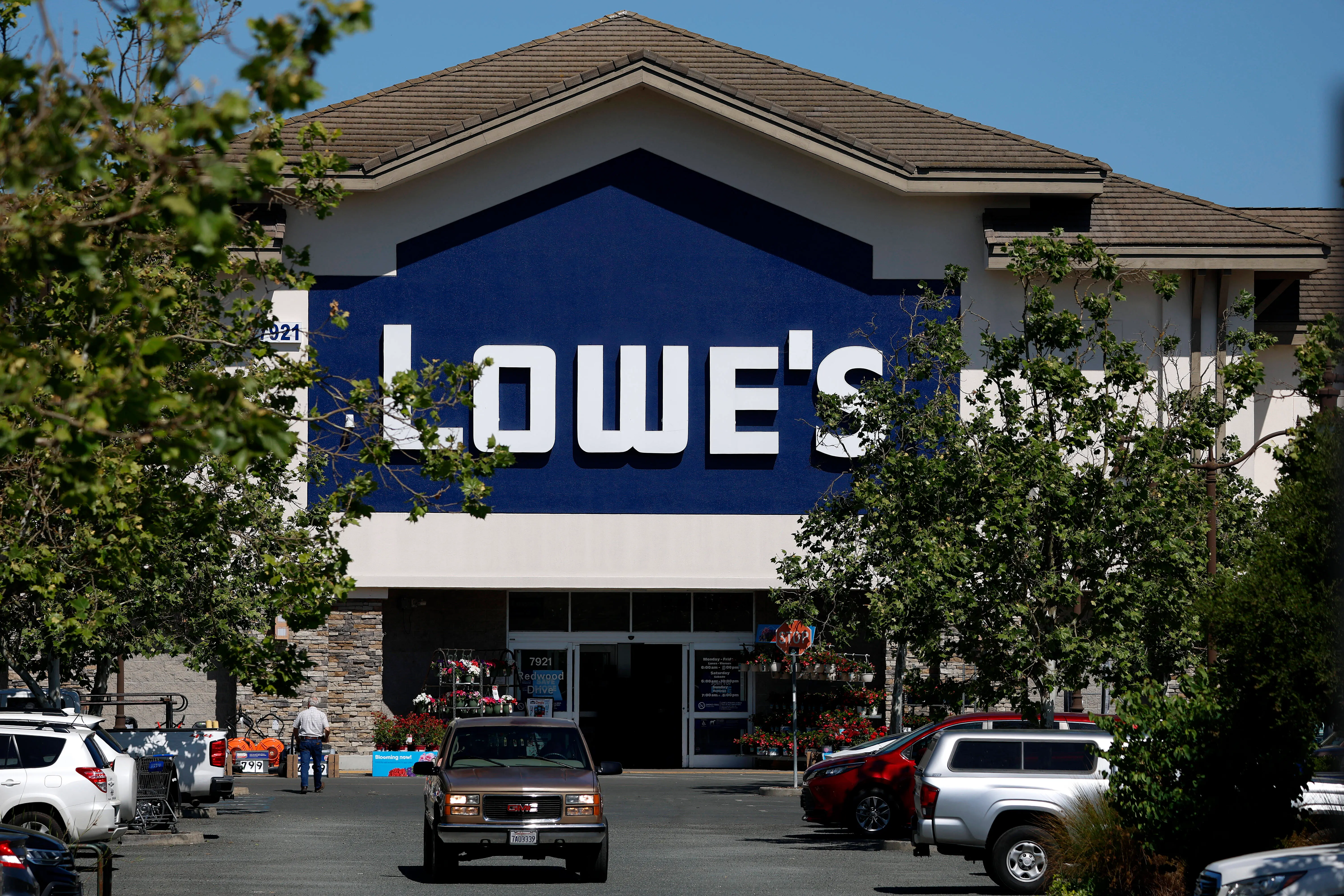 COTATI, CALIFORNIA - MAY 21: A view of a Lowe's store on May 21, 2025 in Cotati, California. Home improvement giant Lowe's reported first-quarter earnings that beat analyst expectations with earnings of $2.92 per share, compared to expectations of $2.88 per share. Revenue fell from $21.36 billion one year ago to $20.93 billion. (Photo by Justin Sullivan/Getty Images)