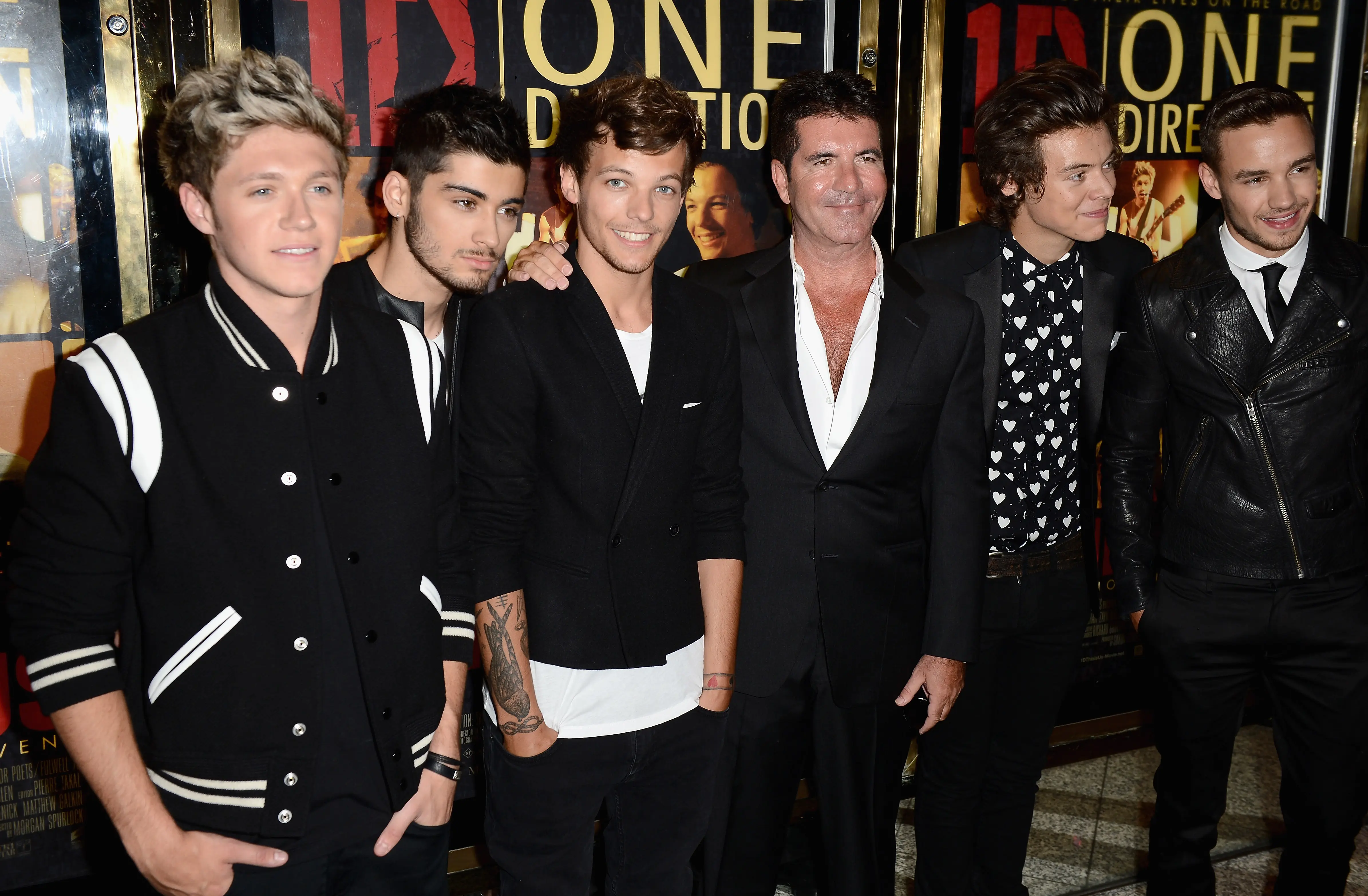 Simon Cowell (C) with (L-R) Niall Horan, Zayn Malik, Louis Tomlinson, Harry Styles and Liam Payne (Image via Getty)