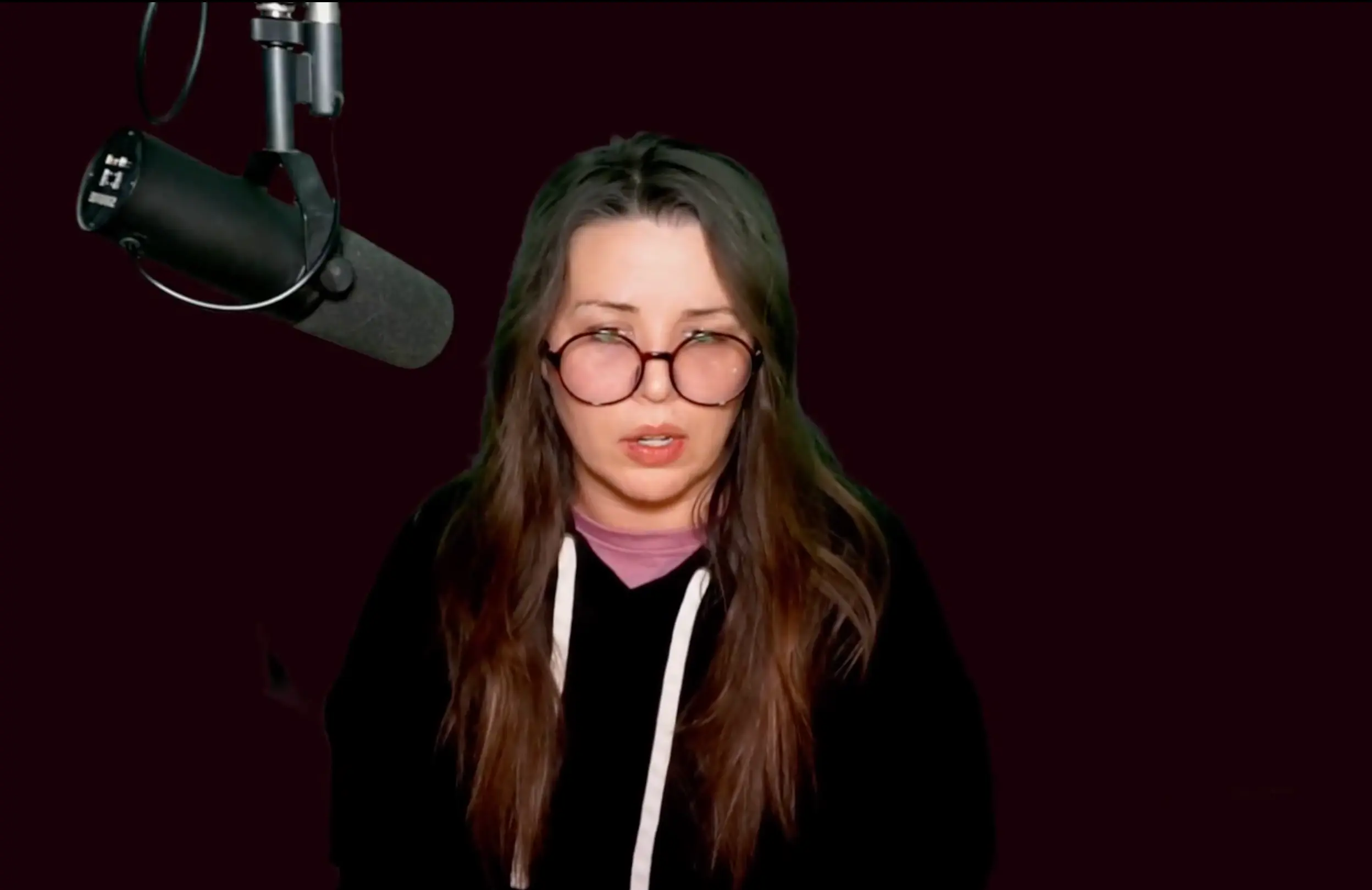Kaceytron while publicly apologizing to Ethan Klein (Image via X/@kaceytron