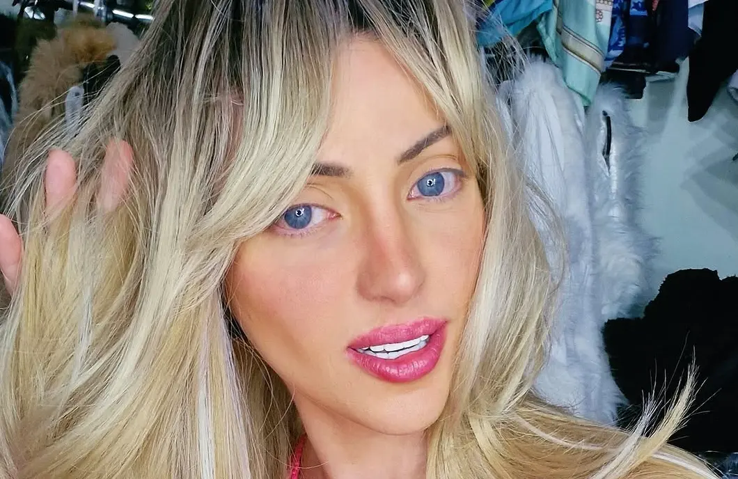 Barbara Jankavski posing for a picture (Image via Instagram/@bonecadesumana)