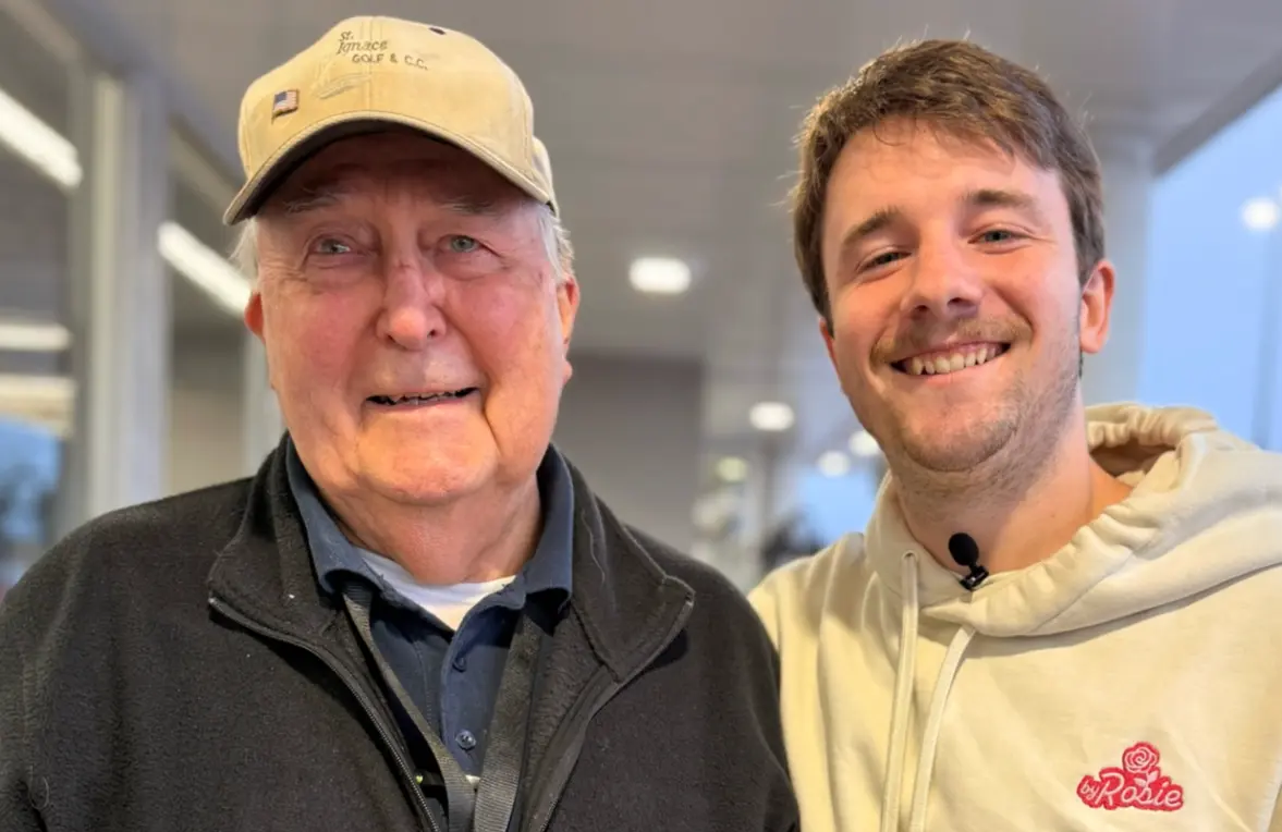 Ed Bambas, an 88-year-old army veteran, with kindness influencer Samuel Weidenhofer (Image via Instagram/@itssozer)