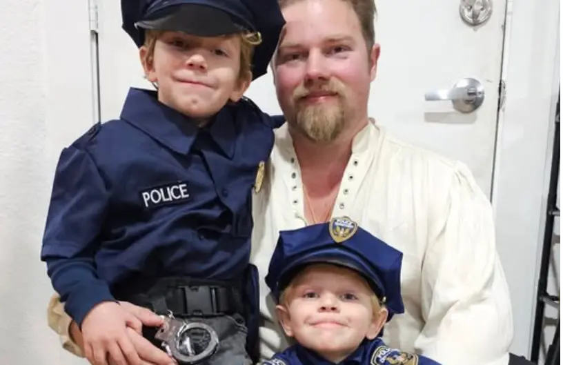 Noah Brown with his sons, Eli and Adam (Image via Instagram/@noah_dc_brown)