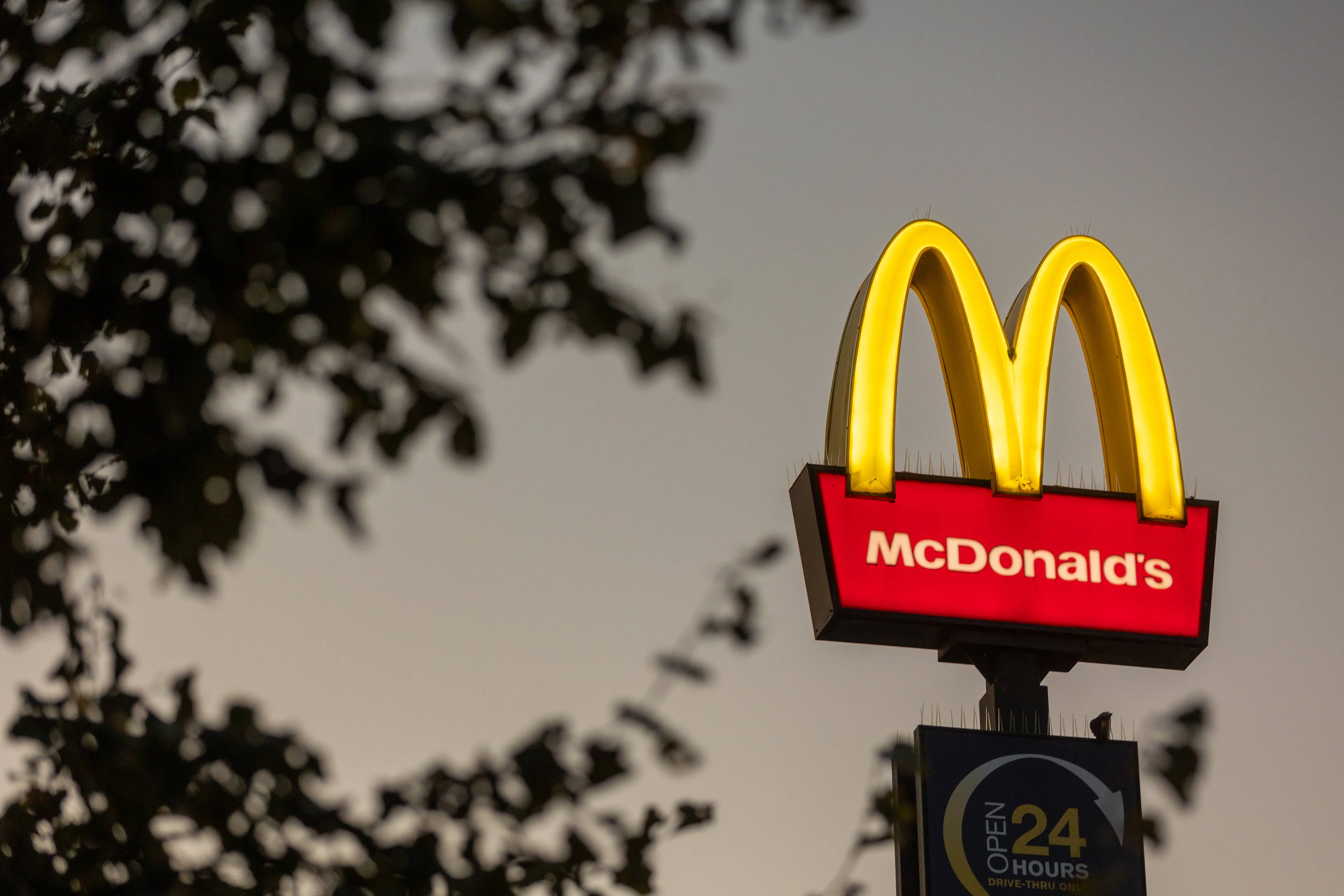 BRISTOL, UNITED KINGDOM - SEPTEMBER 11: The golden arches logo of the fast food restaurant McDonald's is illuminated, on September 11, 2024 in Bristol, England. Founded in 1940, American multinational fast food chain McDonald's Corporation, best known for its Big Mac hamburgers, cheeseburgers and french fries, is the world's largest fast food restaurant chain.  (Photo by Anna Barclay/Getty Images)